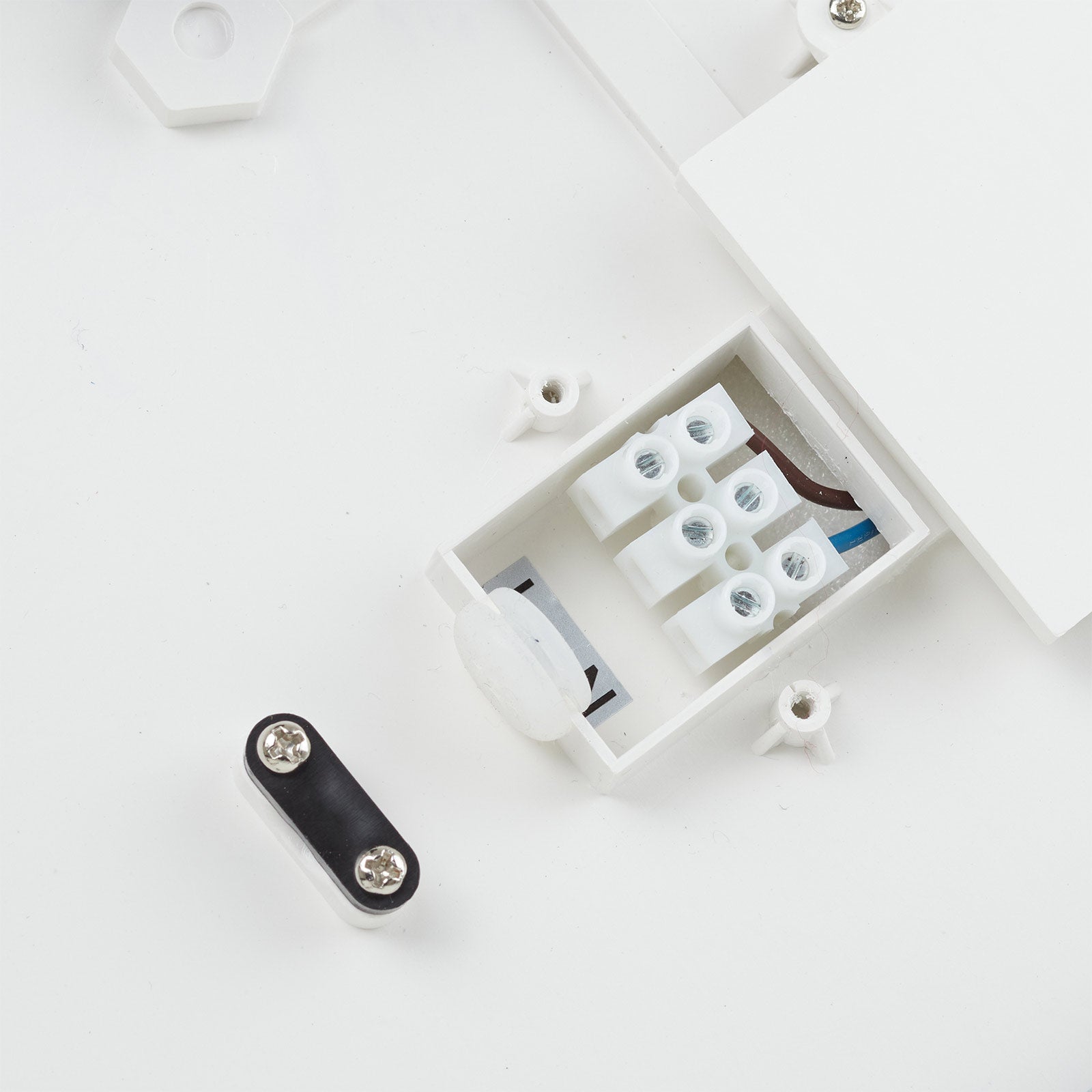 LED-taklampe Camillus kvadratisk dimbar 30x30 cm IP44 i bruk i baderom