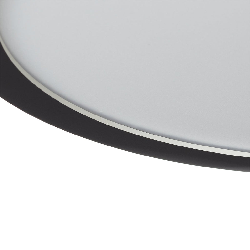 LED taklampe Camillus rund dimbar svart/hvit Ø40 cm montert i rom