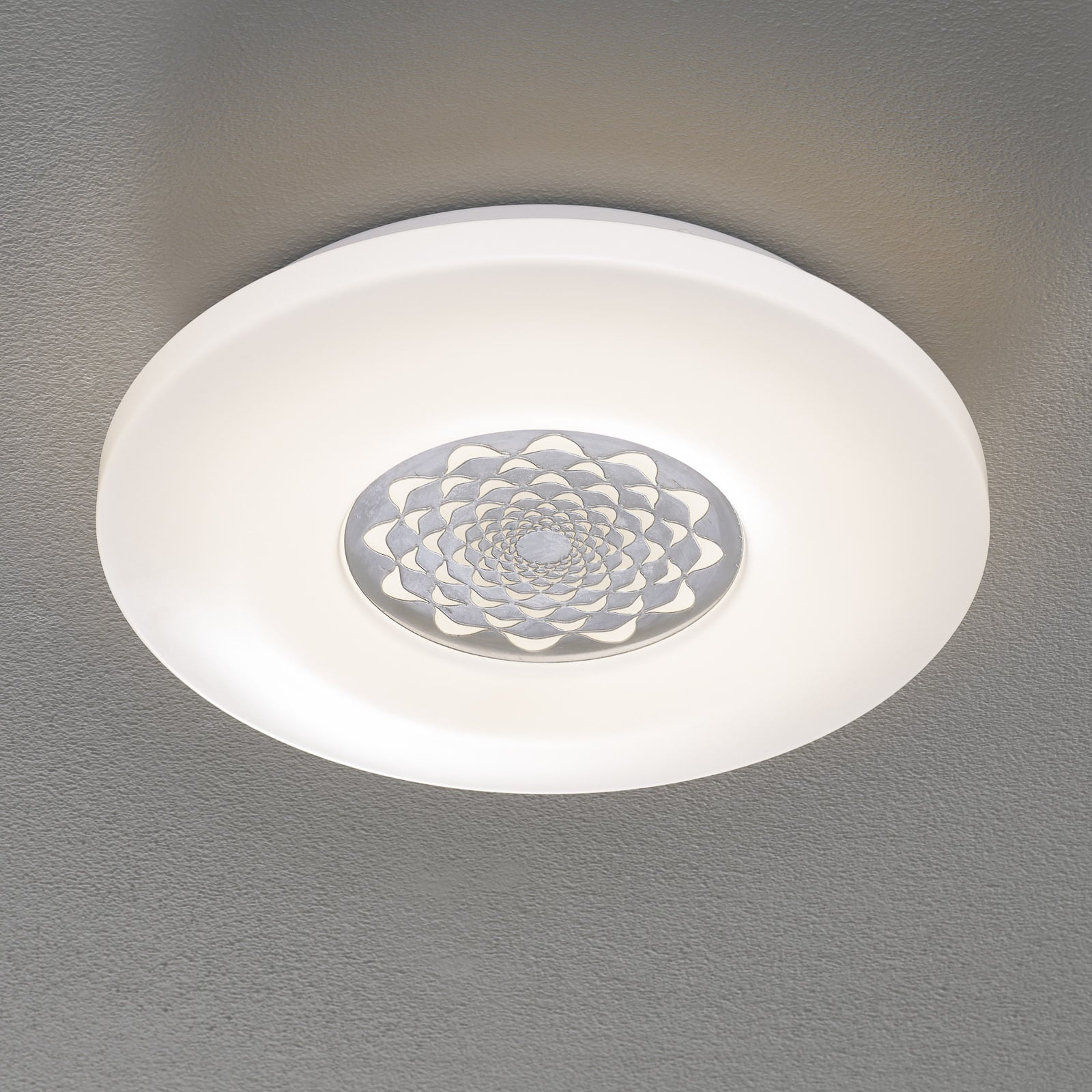 LED-taklampe Capasso-C dimbar RGB Bluetooth forfra