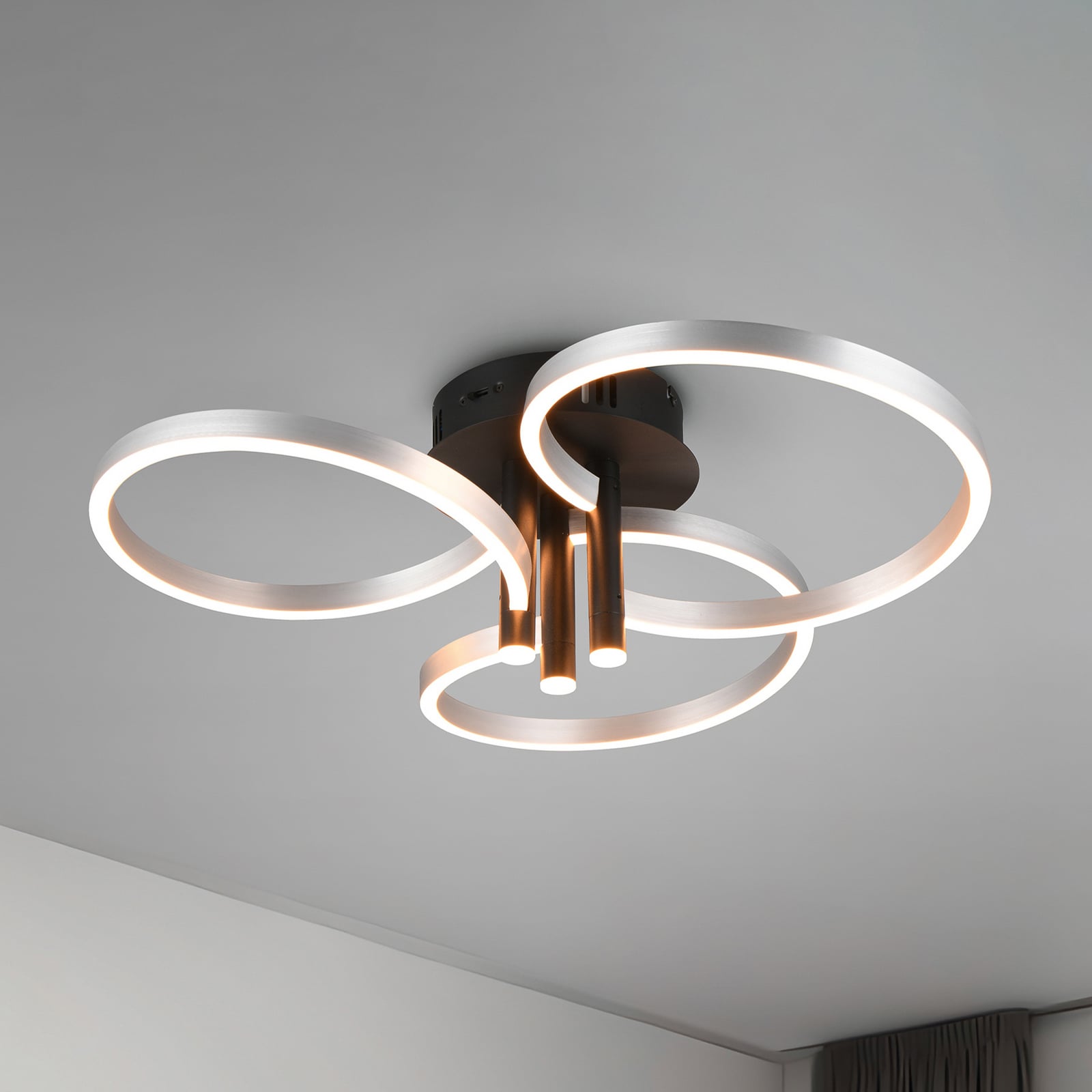 LED-taklampe Caruso aluminium/svart forfra