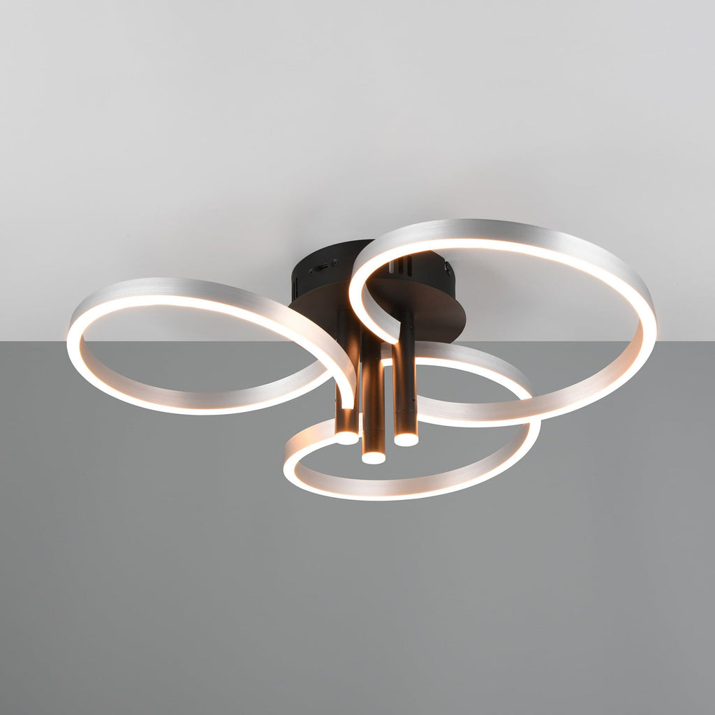 LED-taklampe Caruso aluminium/svart montert i rom