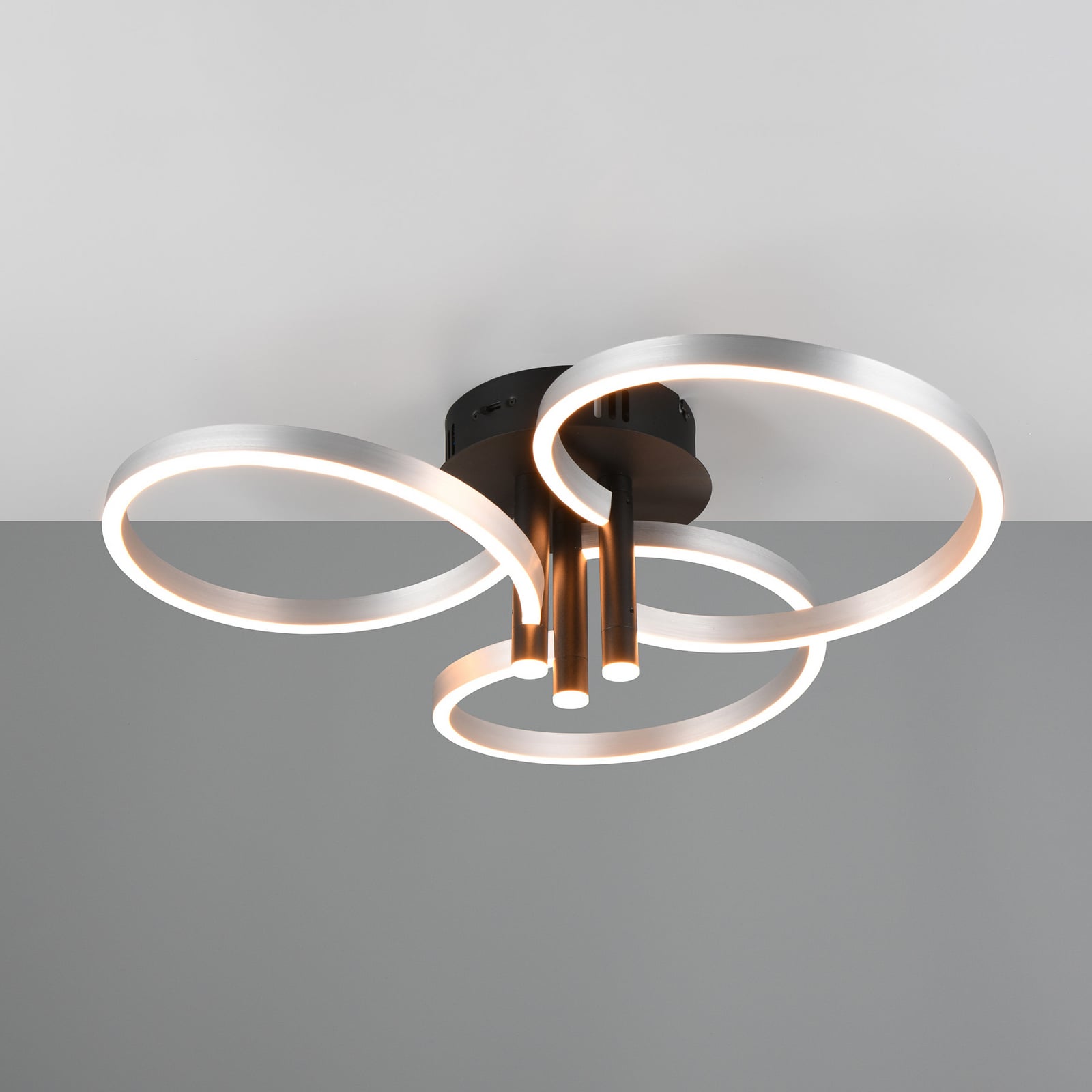 LED-taklampe Caruso aluminium/svart montert i rom