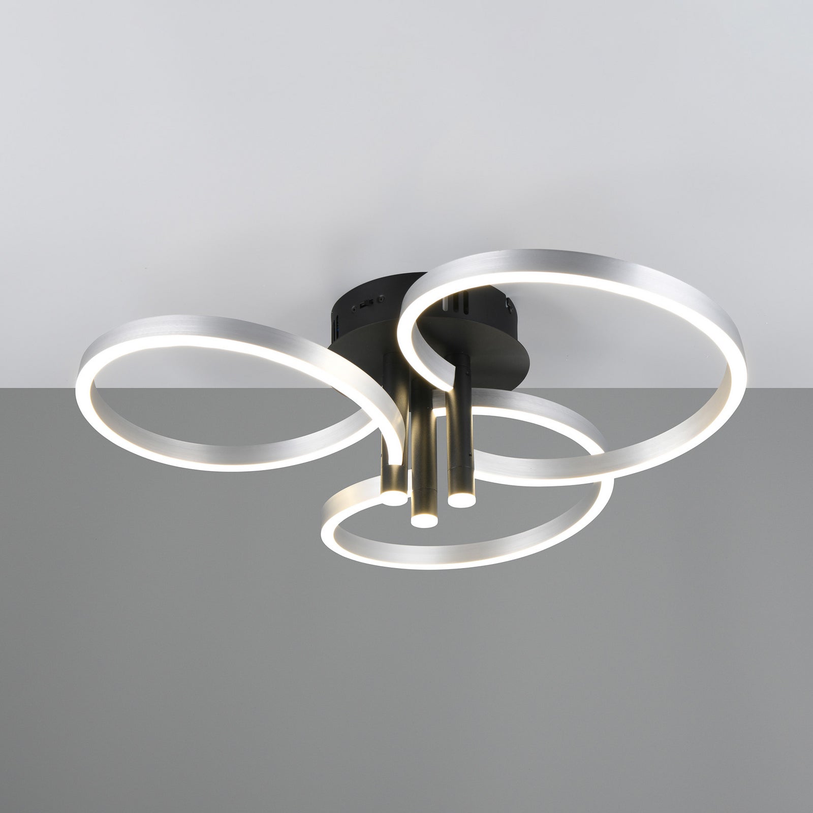 LED-taklampe Caruso aluminium/svart nærbilde av lampe