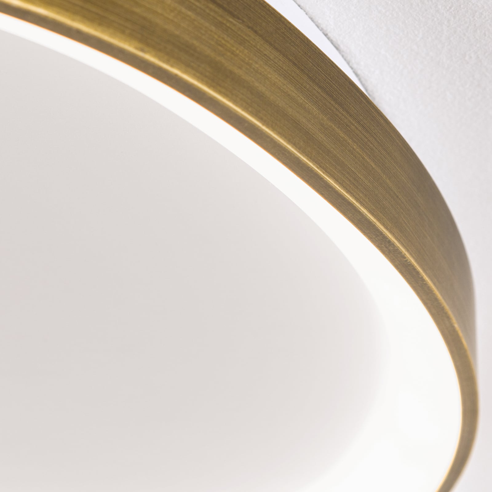 LED taklampe Charlie opalhvit antikk messing Ø65 cm - side
