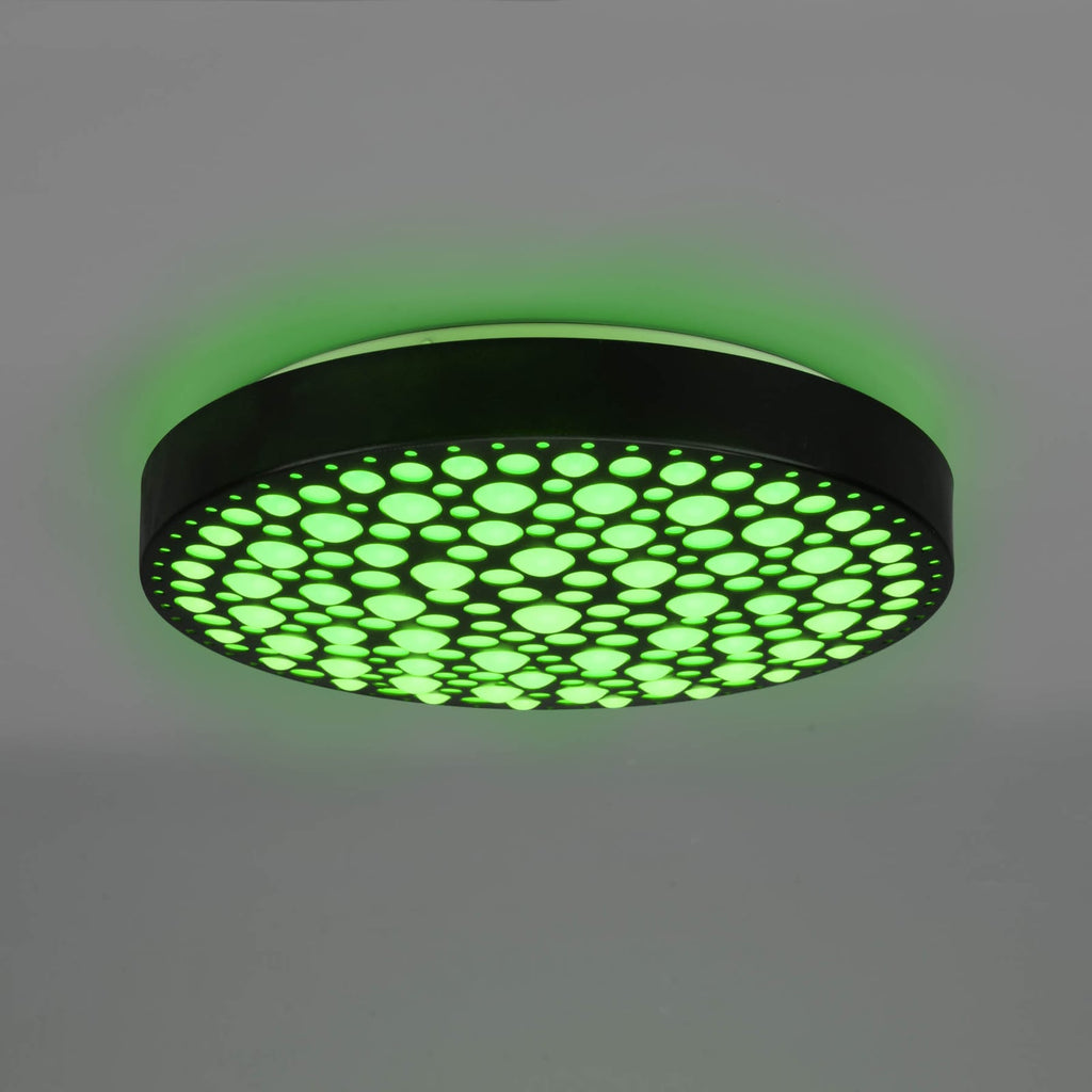 LED taklampe Chizu dimbar RGB Ø40,5 cm svart med fjernkontroll med fjernkontroll i bruk