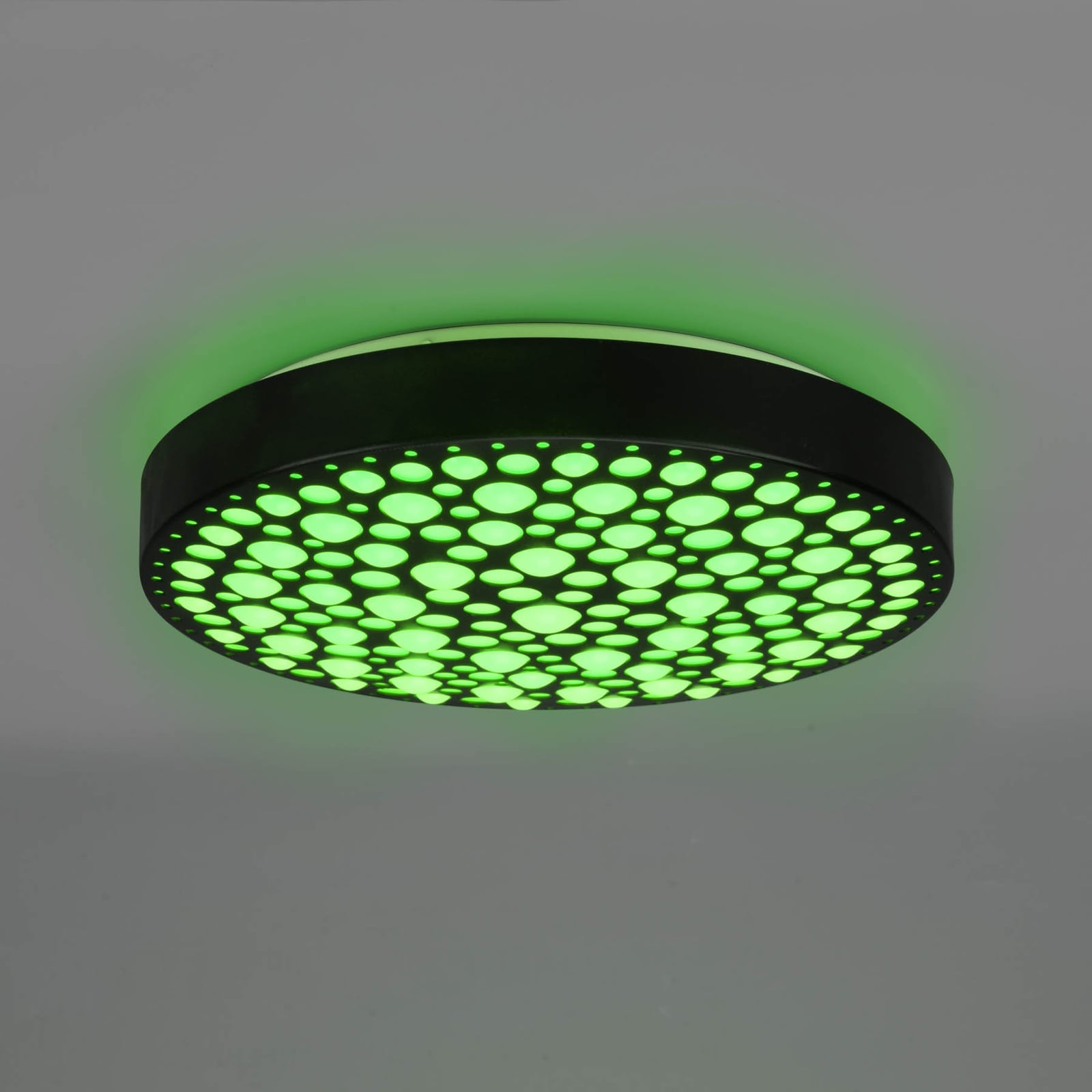 LED taklampe Chizu dimbar RGB Ø40,5 cm svart med fjernkontroll med fjernkontroll i bruk