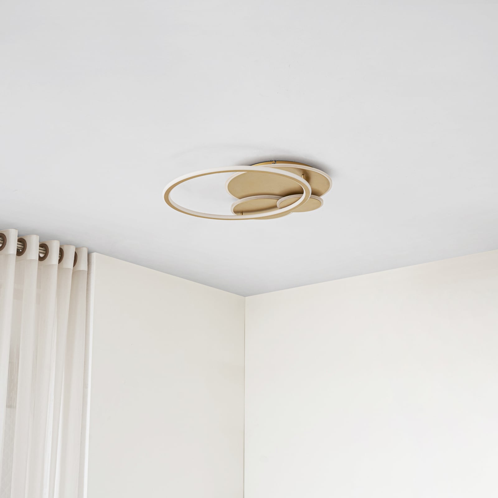 Detalj av LED taklampe Circulo gull 60 cm metall