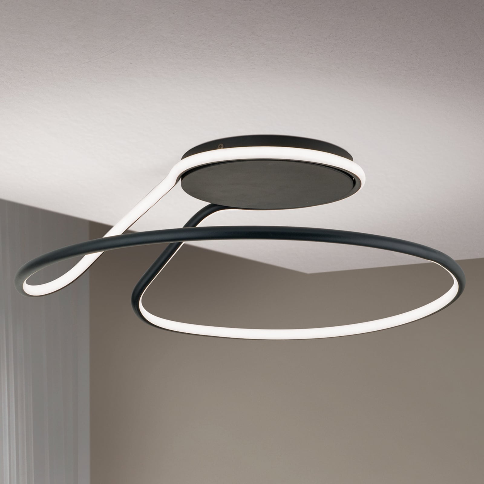 LED taklampe Claire dimbar svart aluminium Ø50 cm forfra