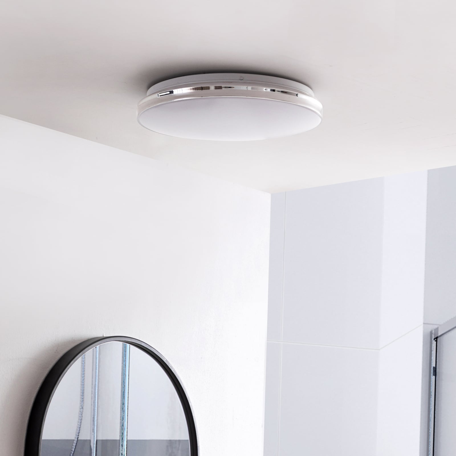 LED taklampe Comora hvit/krom Ø35 cm bakside