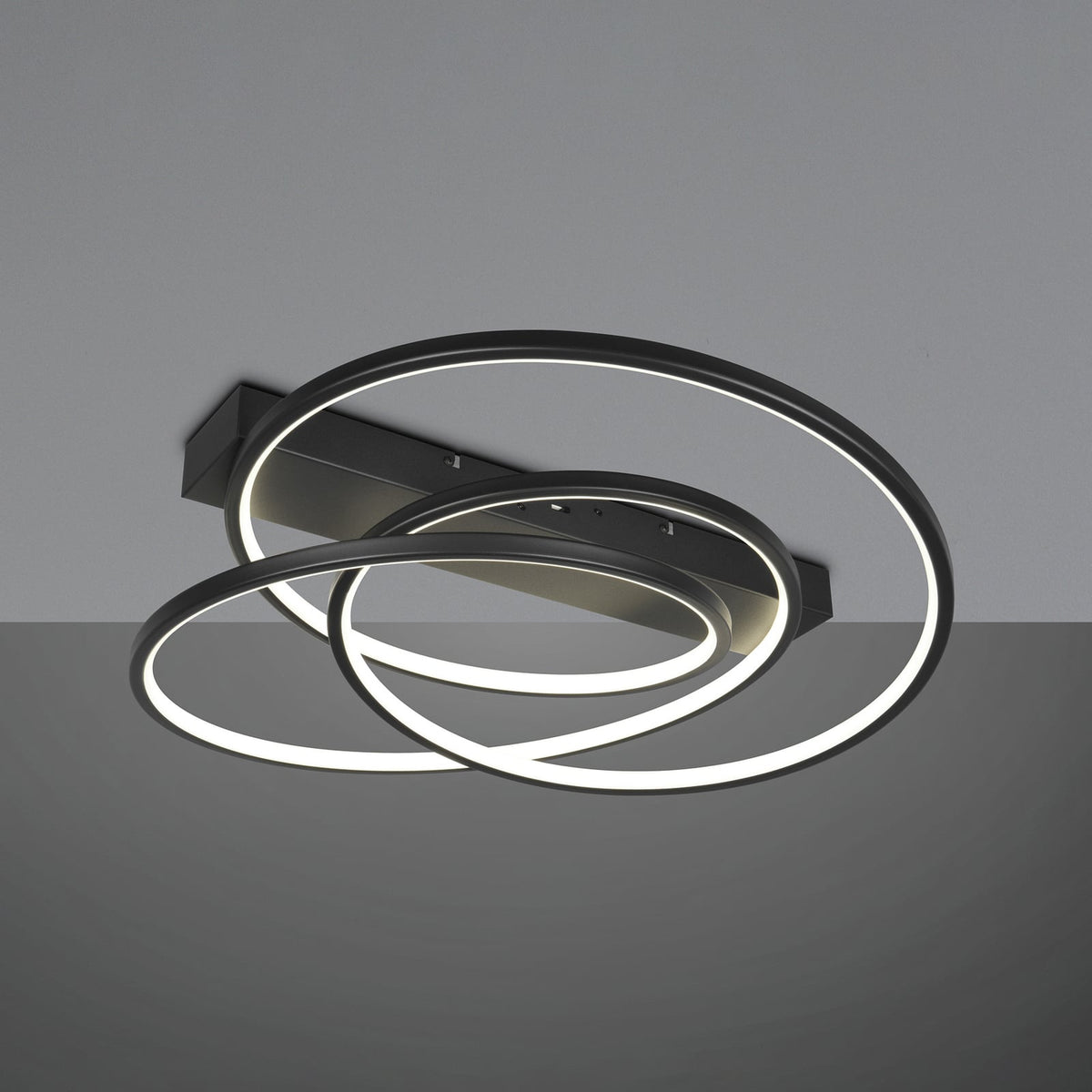 Detalj av LED taklampe Darvin svart metall CCT dimbar 64 cm