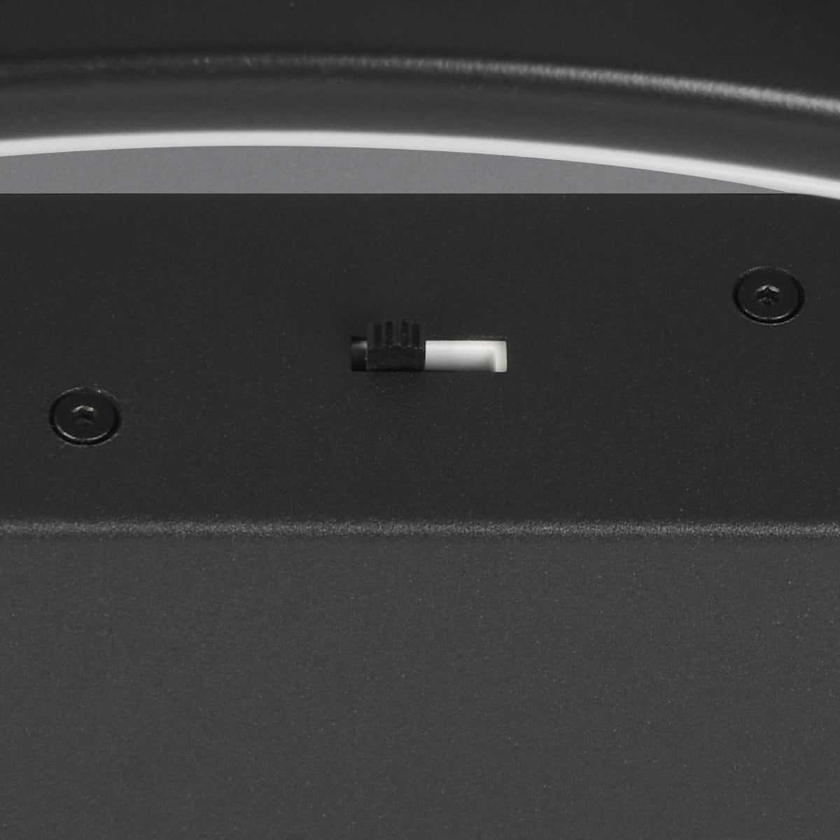 Nærbilde av LED taklampe Darvin svart metall CCT dimbar 64 cm