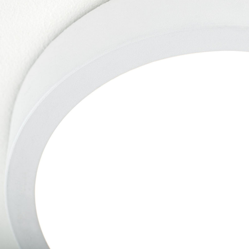 Nærbilde av LED-lyskilde i taklampen Disc hvit Ø14 cm CCT dimbar 10W