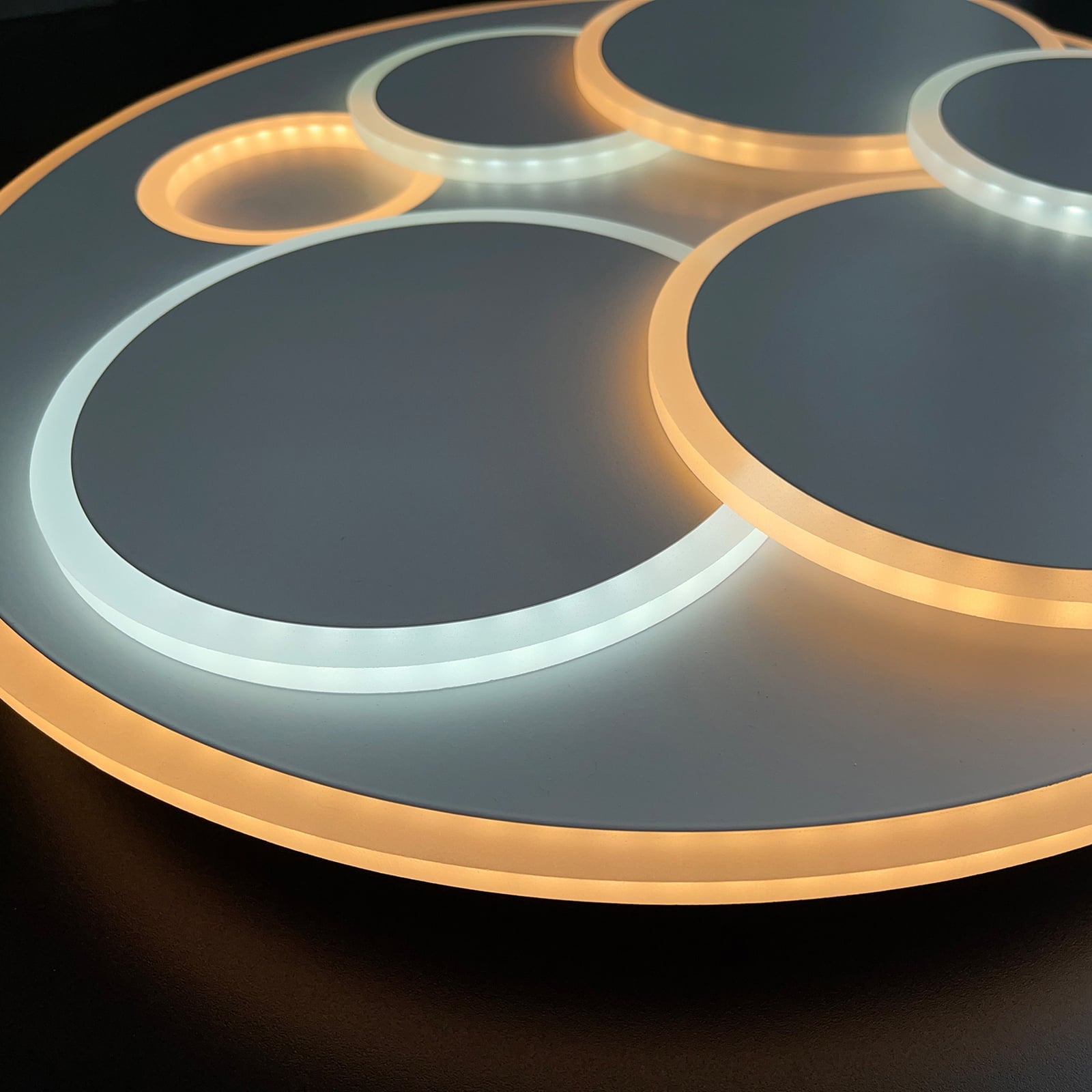 LED taklampe Dots CCT dimbar hvit Ø50 cm nærbilde av fjernkontroll