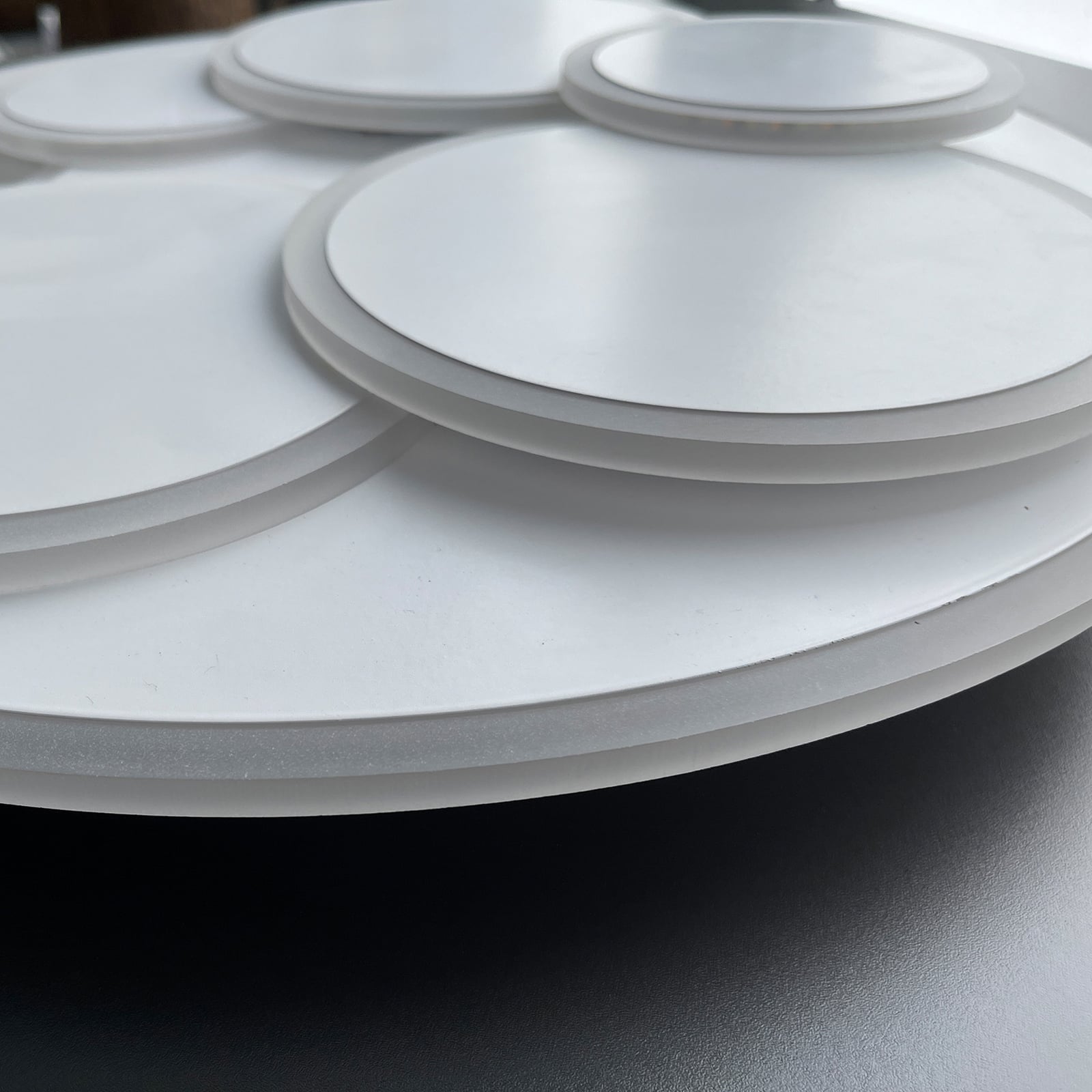 LED taklampe Dots CCT dimbar hvit Ø50 cm sideprofil