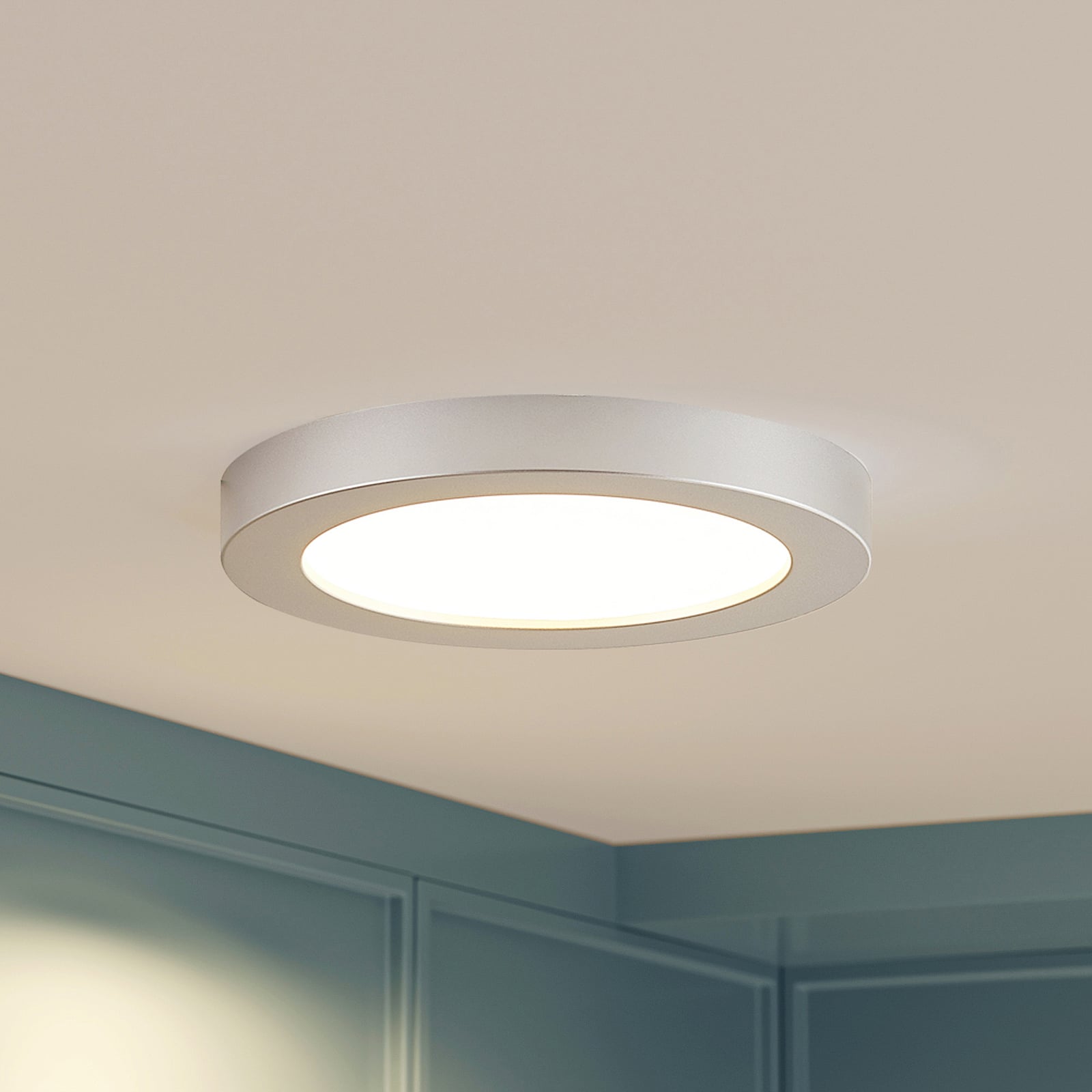 LED taklampe Edwina dimbar sølv Ø23 cm forfra