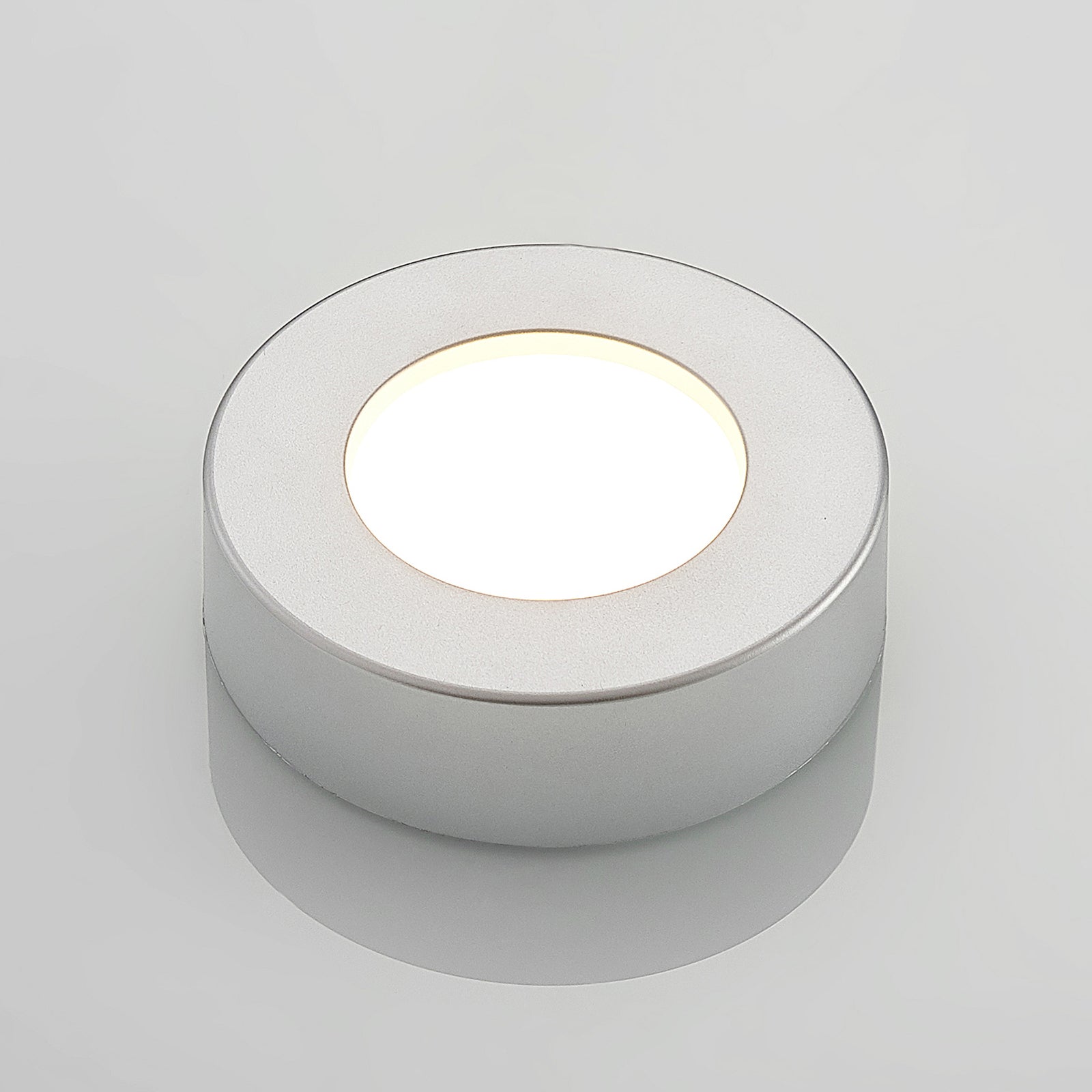 Sidevisning av LED taklampe Edwina rund sølv Ø12 cm IP44