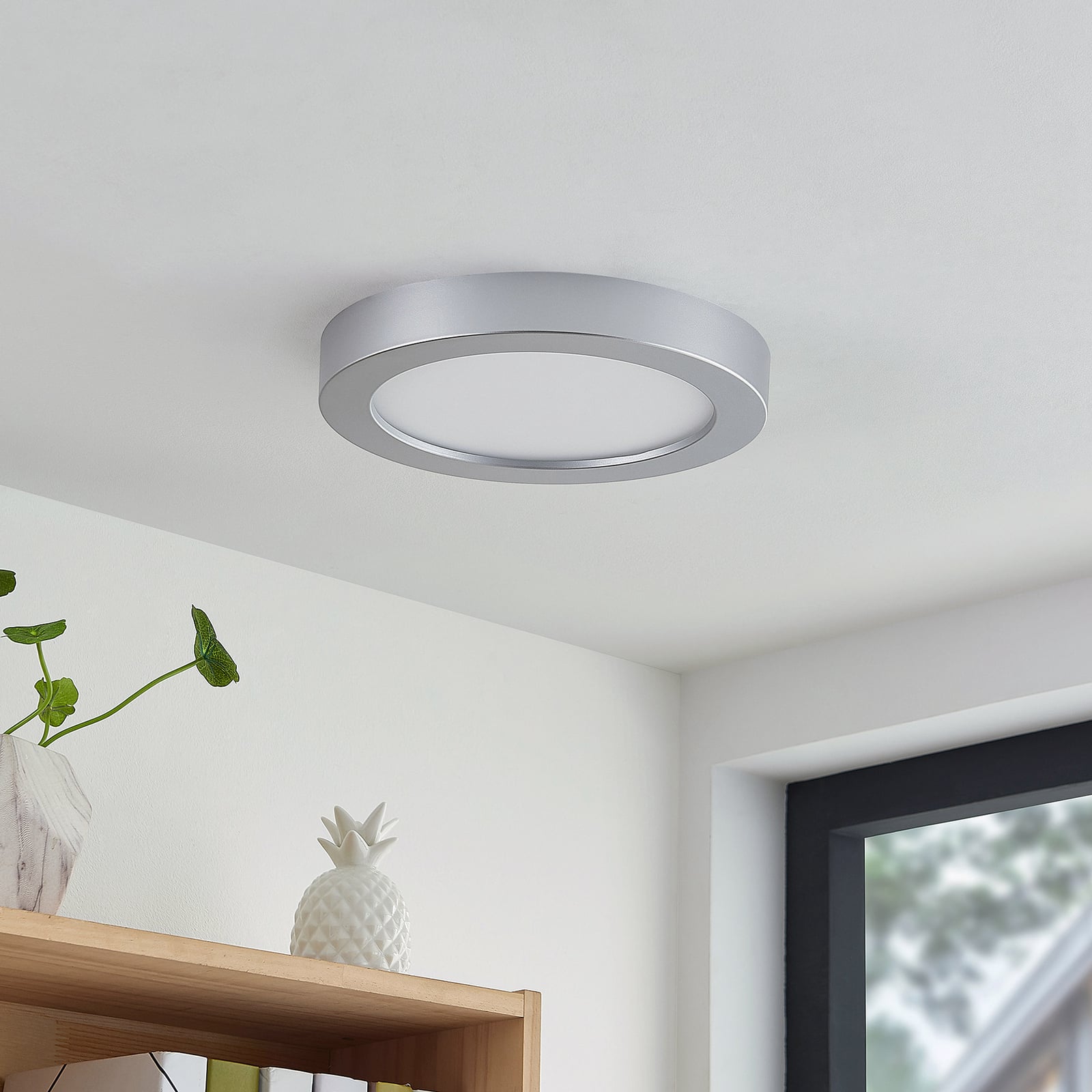 LED taklampe Edwina sølv detalj av ramme