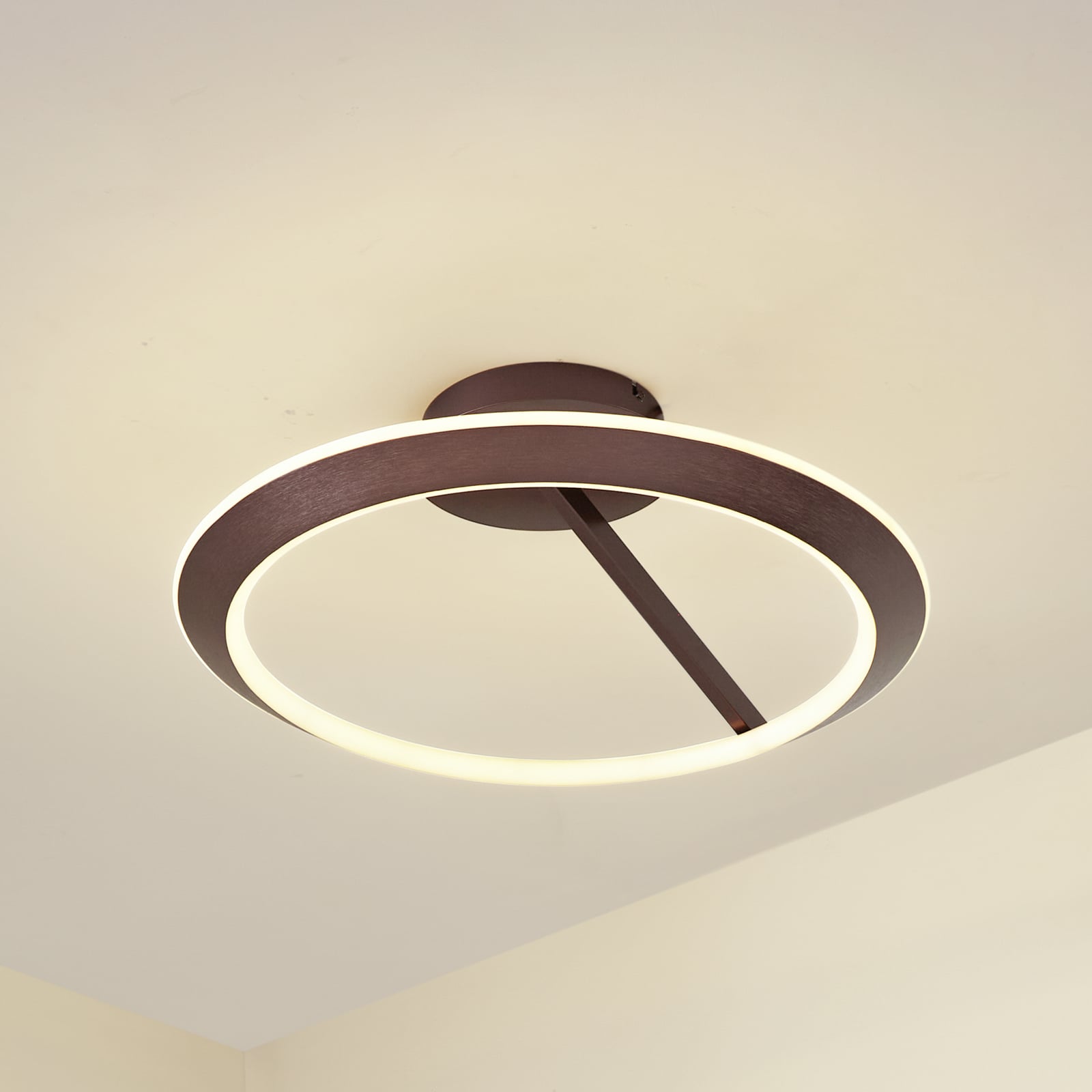LED taklampe Eldra dimbar kaffebrun Ø56 cm forfra