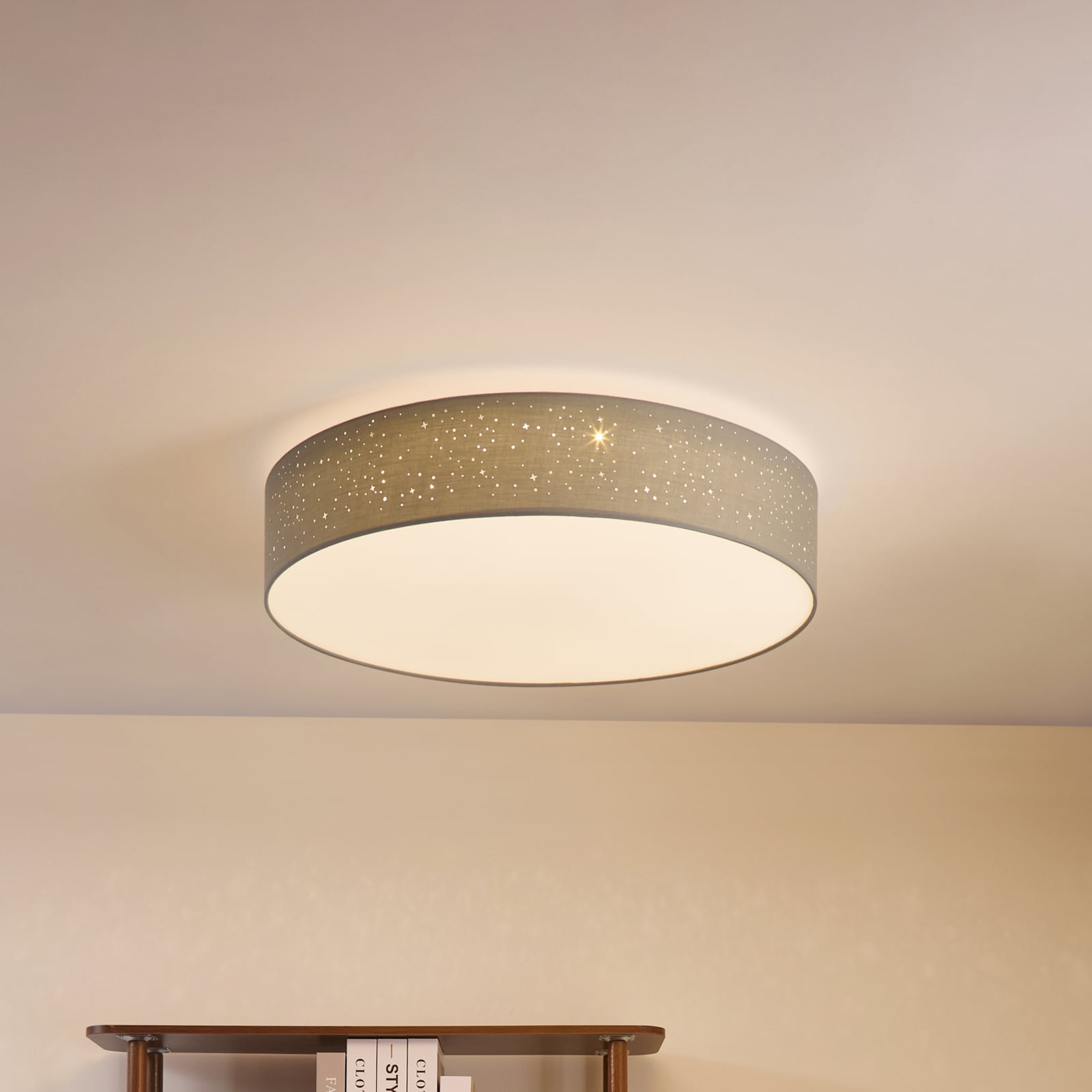 LED taklampe Ellamina tekstil dimbar Ø60 cm CCT med fjernkontroll forfra