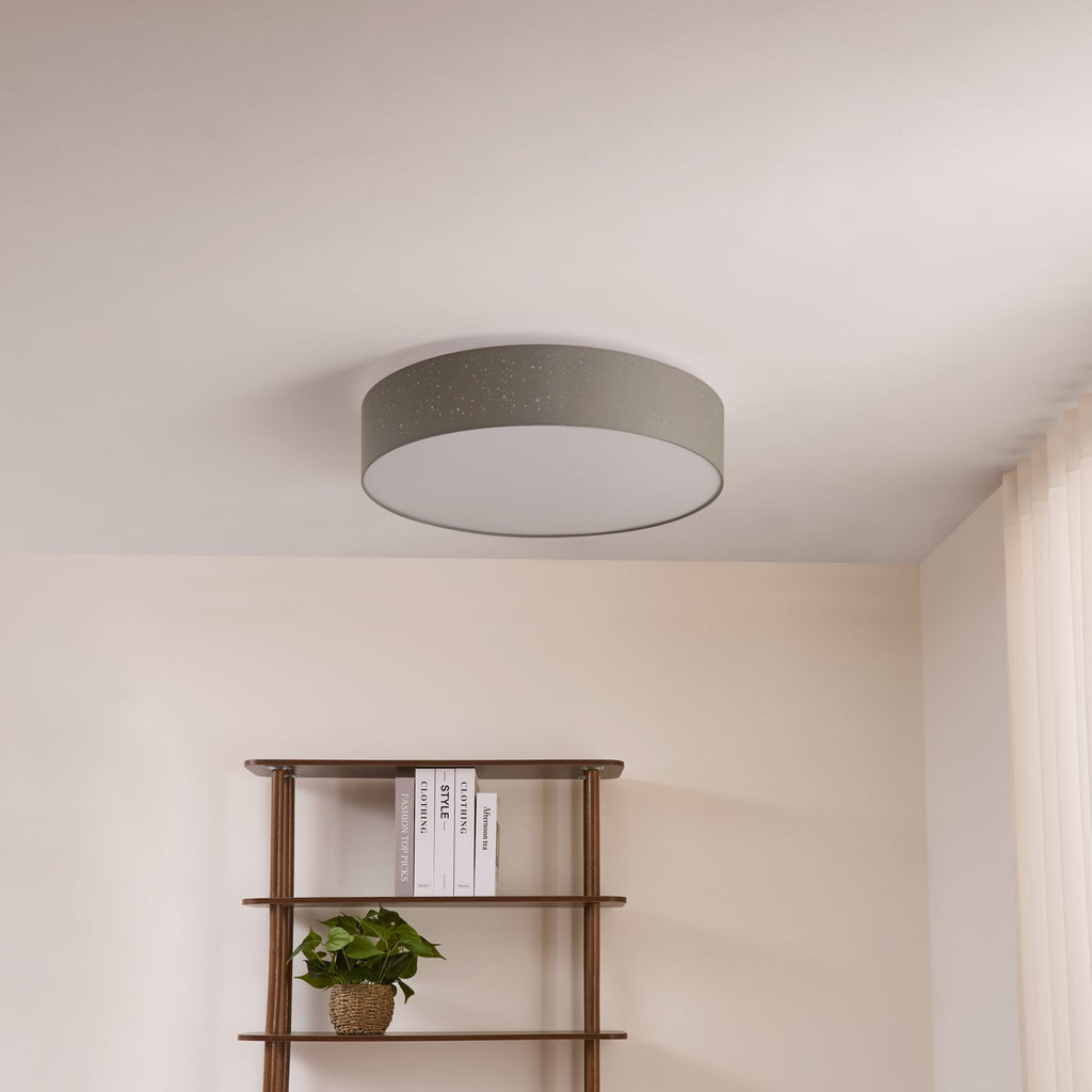 LED taklampe Ellamina tekstil dimbar Ø60 cm CCT med fjernkontroll montert i rom