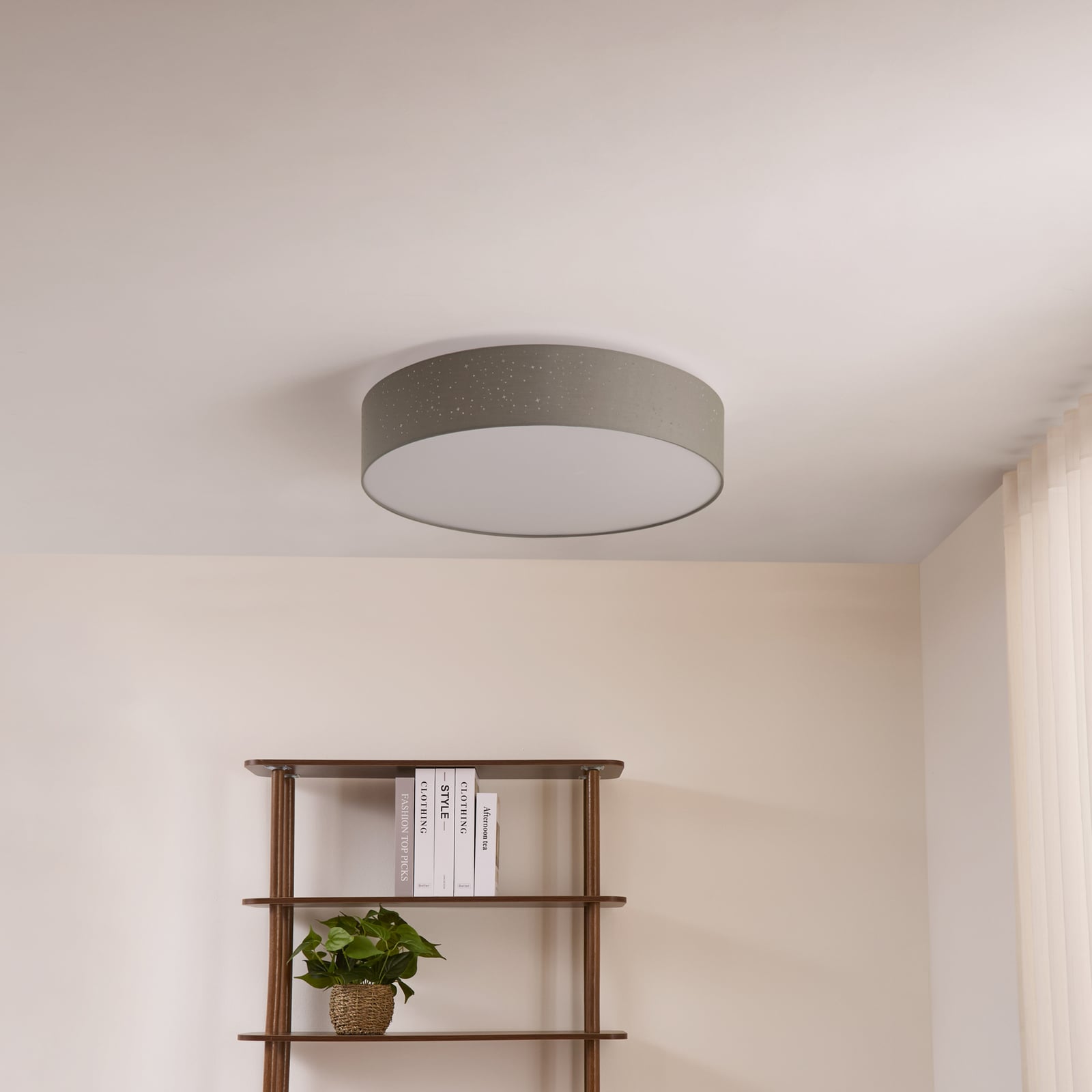 LED taklampe Ellamina tekstil dimbar Ø60 cm CCT med fjernkontroll montert i rom