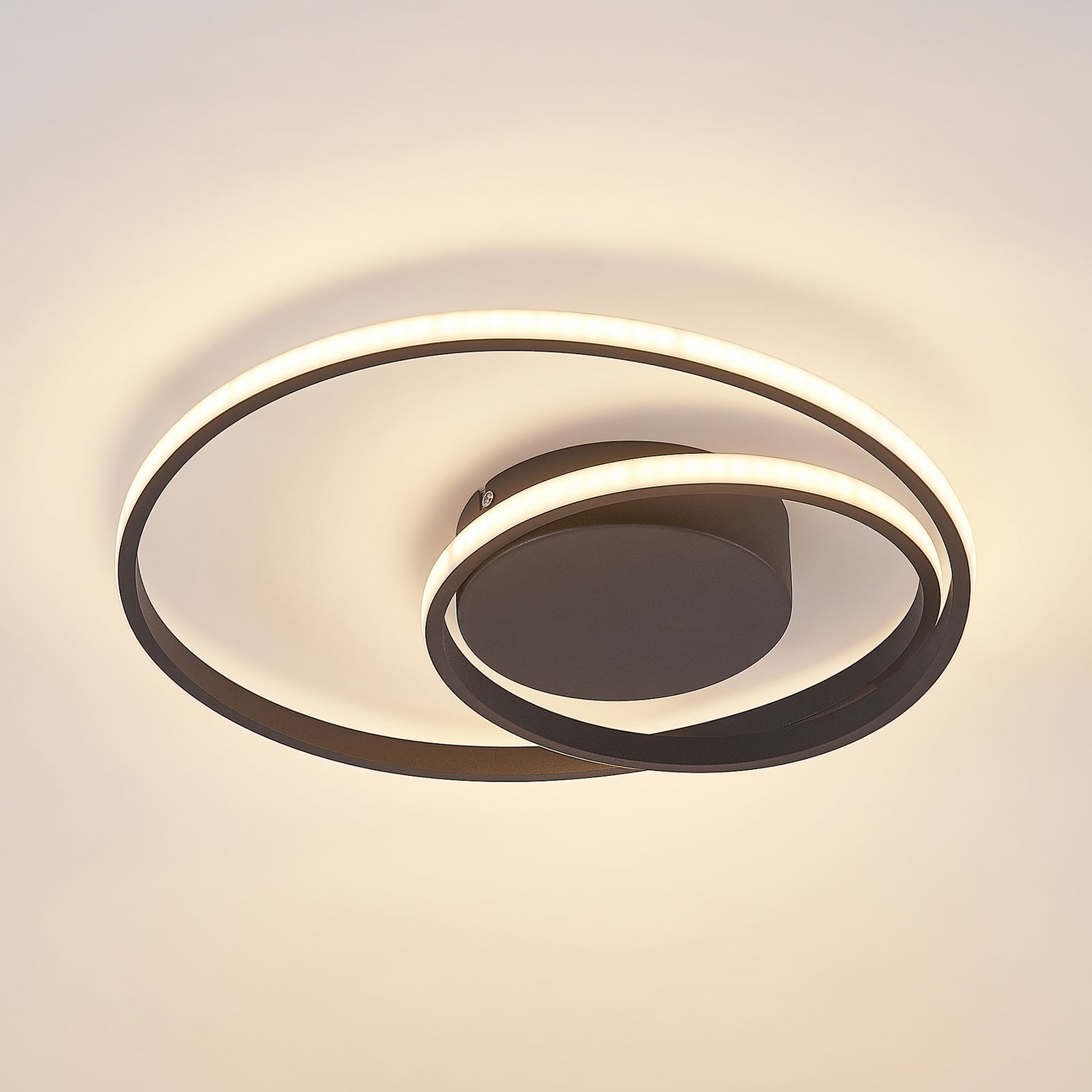 LED-taklampe Emisua svart dimbar CCT fjernkontroll forfra