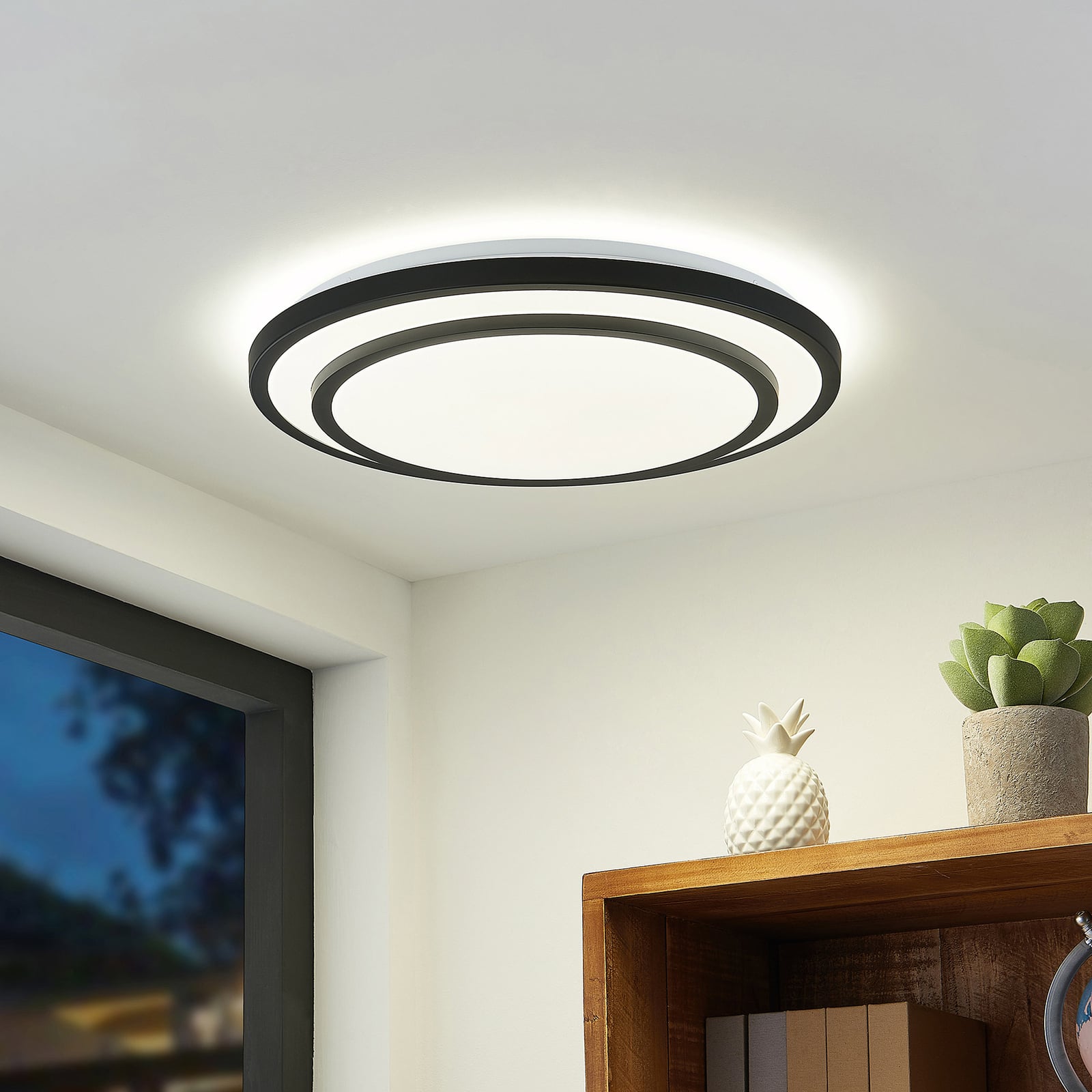 LED taklampe Essina svart dimbar CCT fjernkontroll bakside