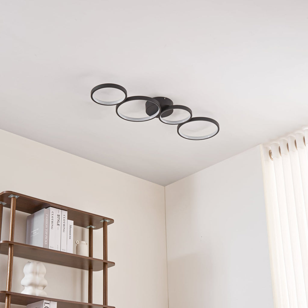 LED taklampe Evengeline 4 ringer svart aluminium montert i stue