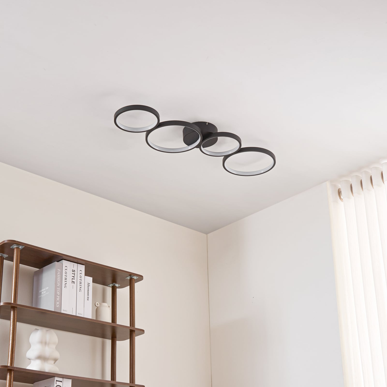 LED taklampe Evengeline 4 ringer svart aluminium montert i stue