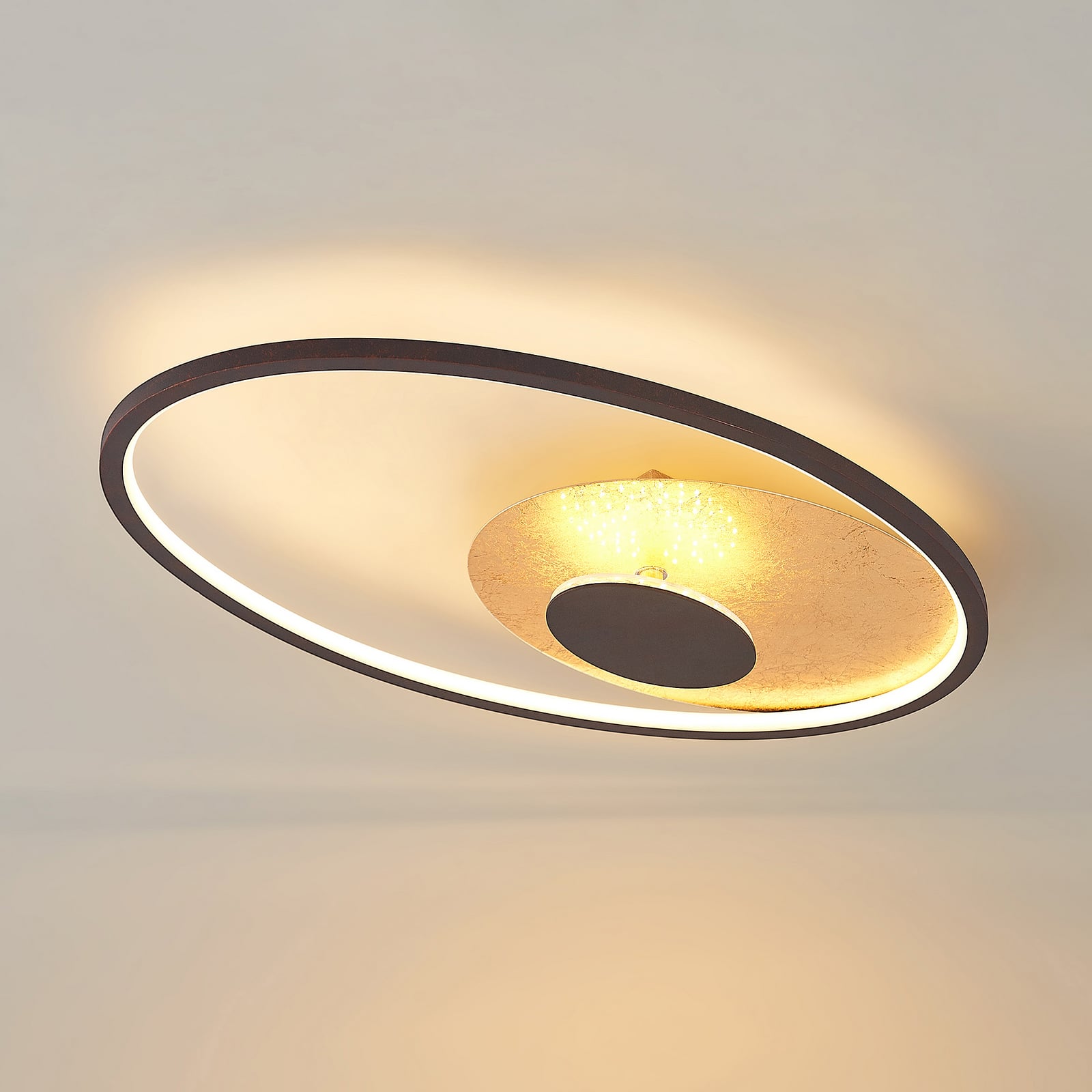 LED taklampe Feival dimbar rust/gull 61x36 cm montert i rom