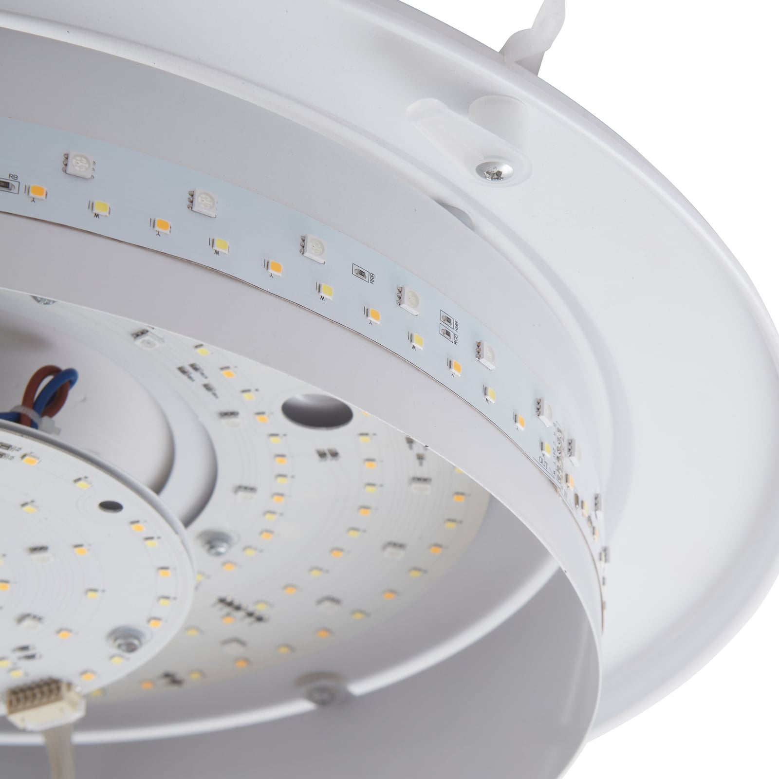 LED taklampe Felecina dimbar RGBW Ø50,5 cm i bruk