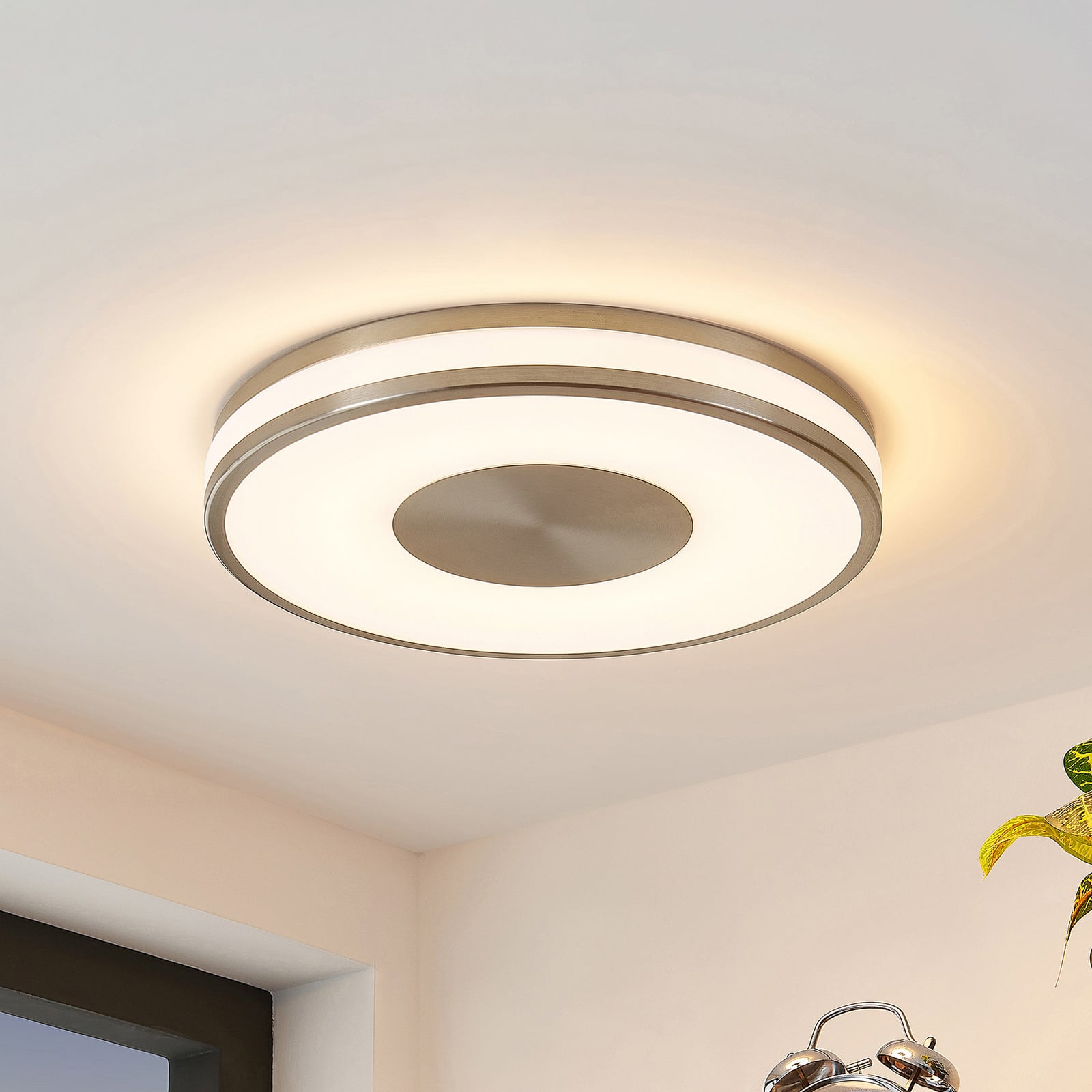 Detalj av LED taklampe Fjella RGB CCT dimbar Ø36 cm