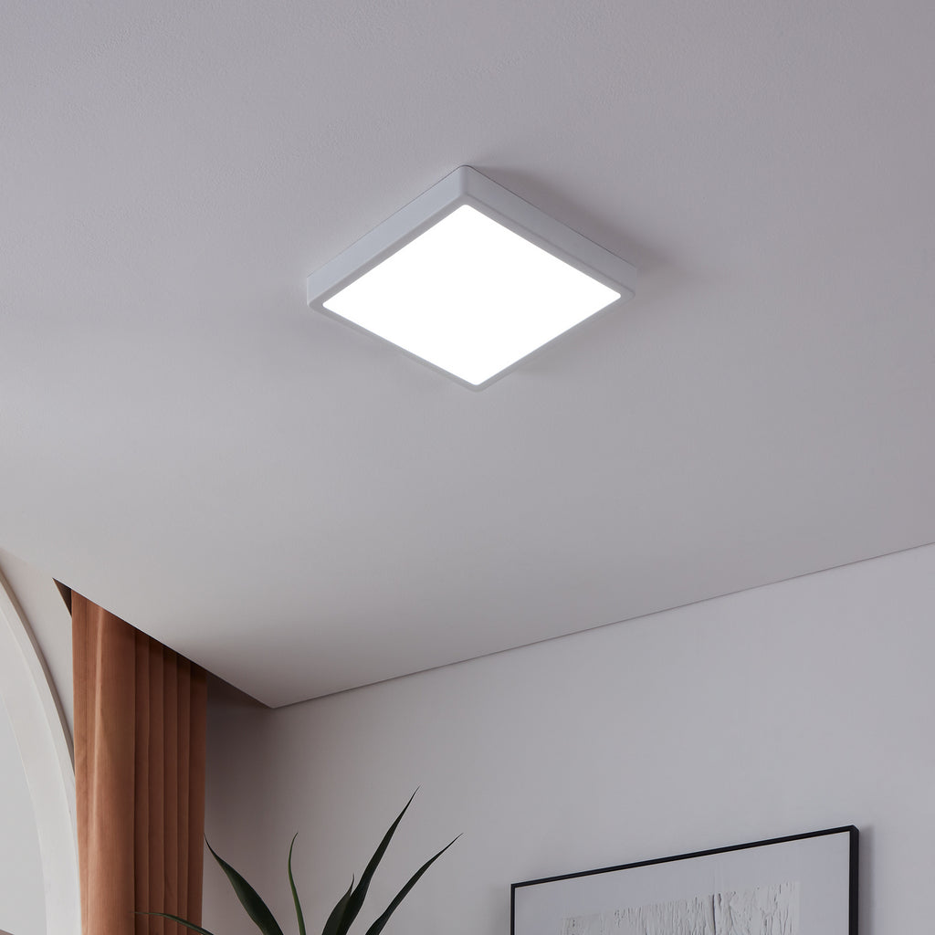 LED taklampe Fueva-Z montert i stue