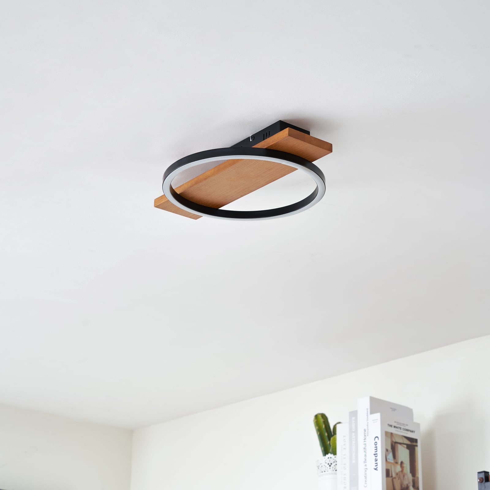 LED taklampe Galad dimbar tre og hvit Ø30 cm detalj av tre og hvit overflate