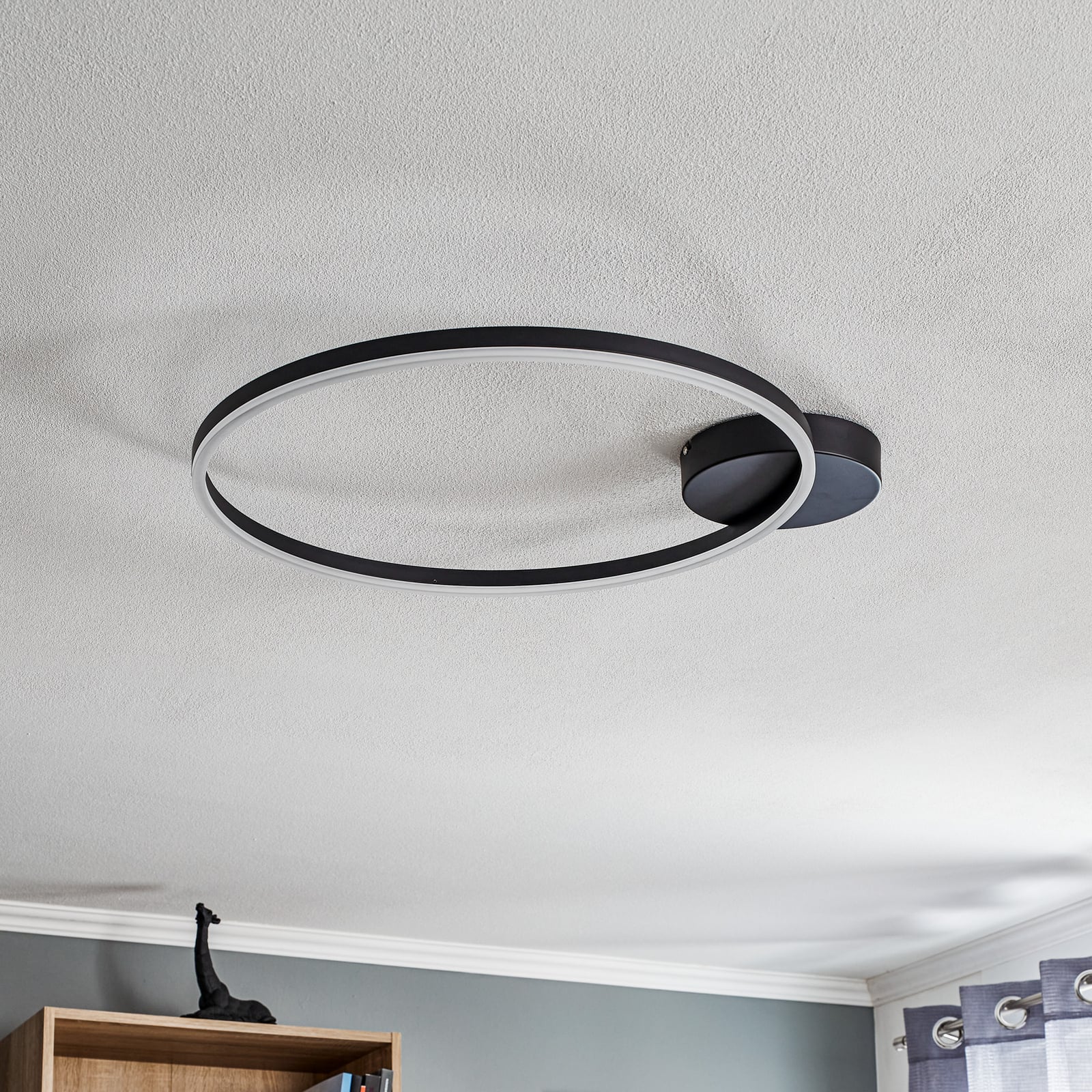 LED taklampe Giotto ringformet dimbar svart detalj av ramme