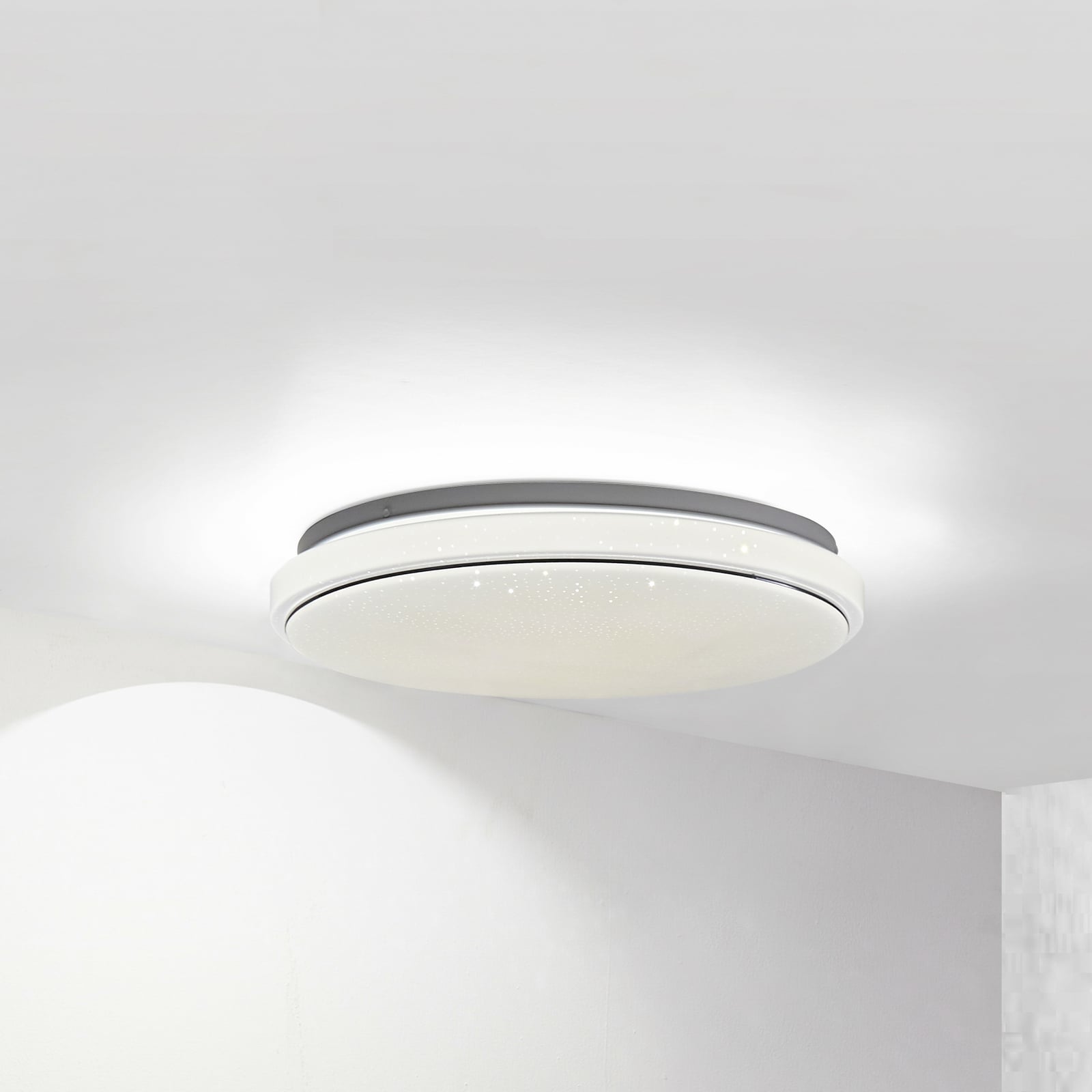 LED taklampe Glamo hvit/krom forfra