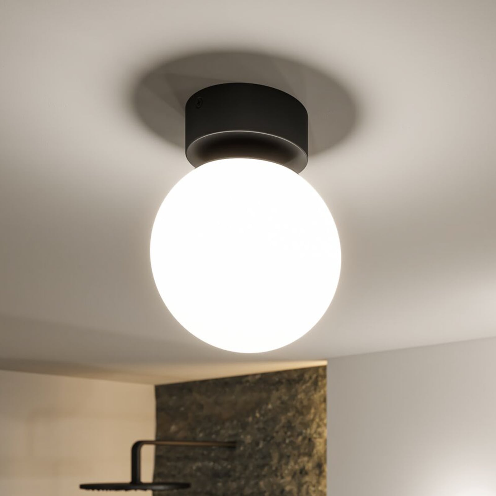 LED taklampe Gove svart matt metall og glass forfra