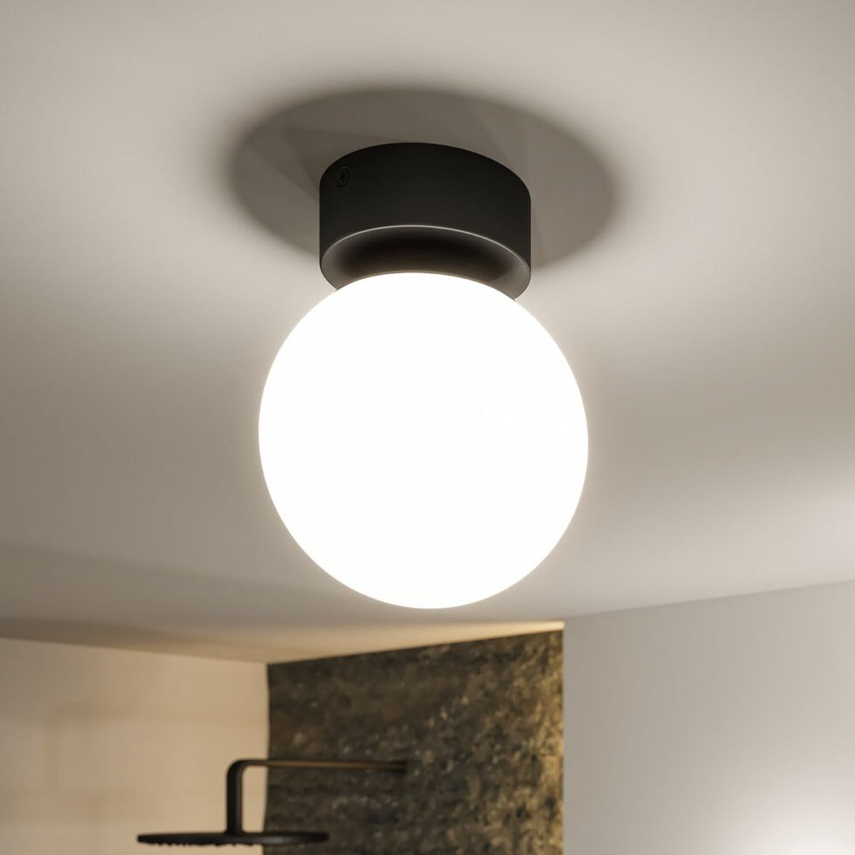 LED taklampe Gove svart matt metall og glass forfra