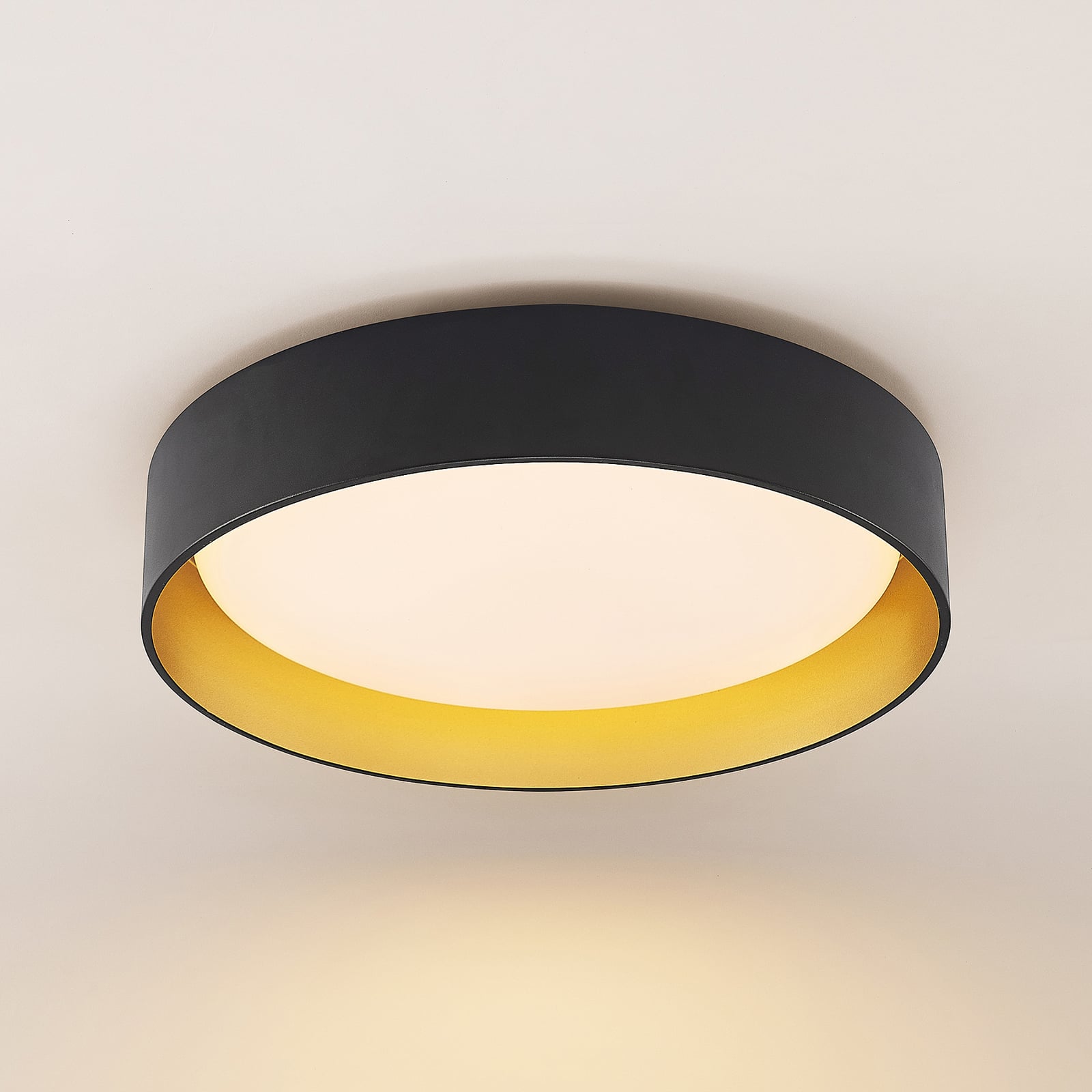 LED taklampe Gracjan svart/gull dimbar CCT Ø45 cm bakside
