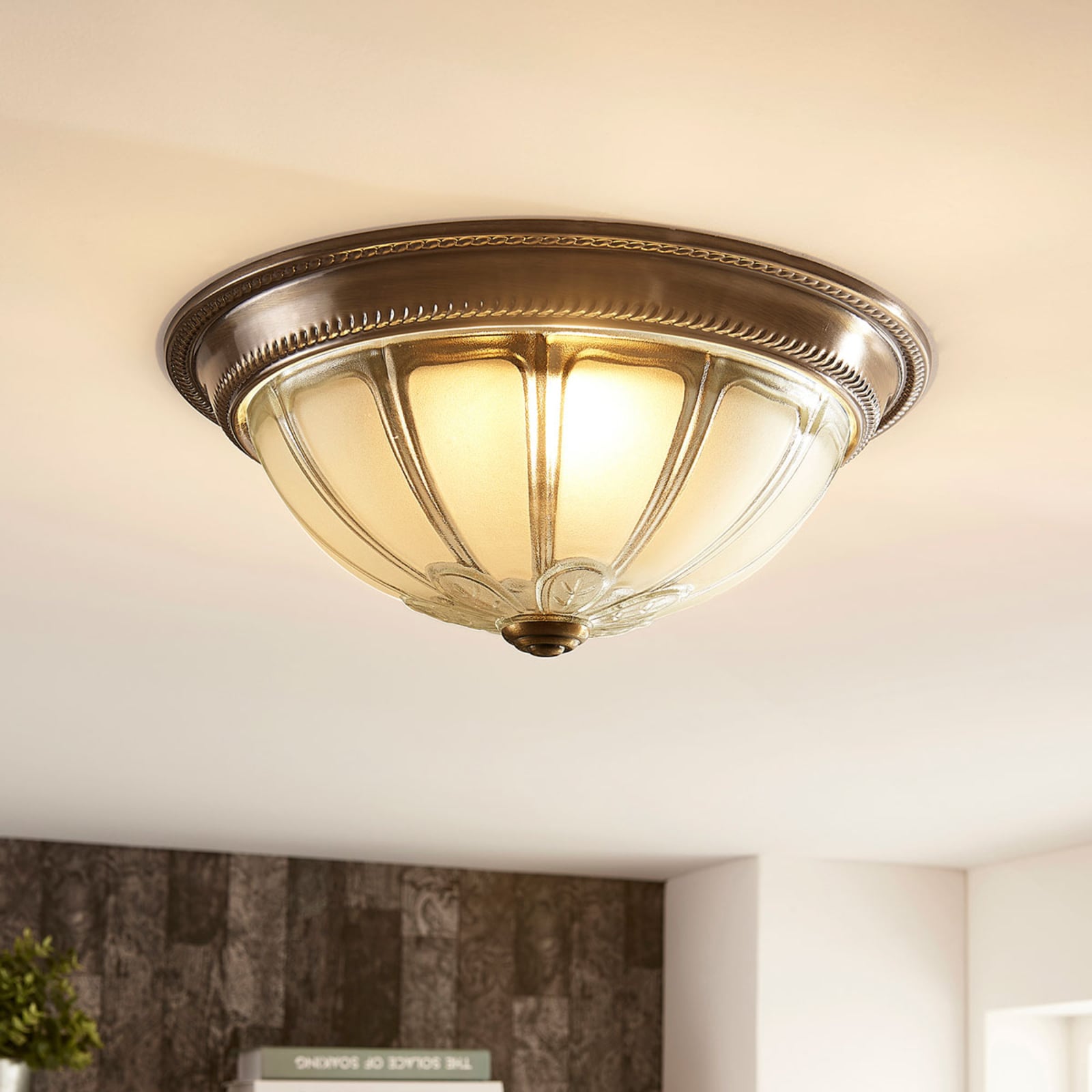 LED taklampe Henja dimbar antikk messing glass forfra