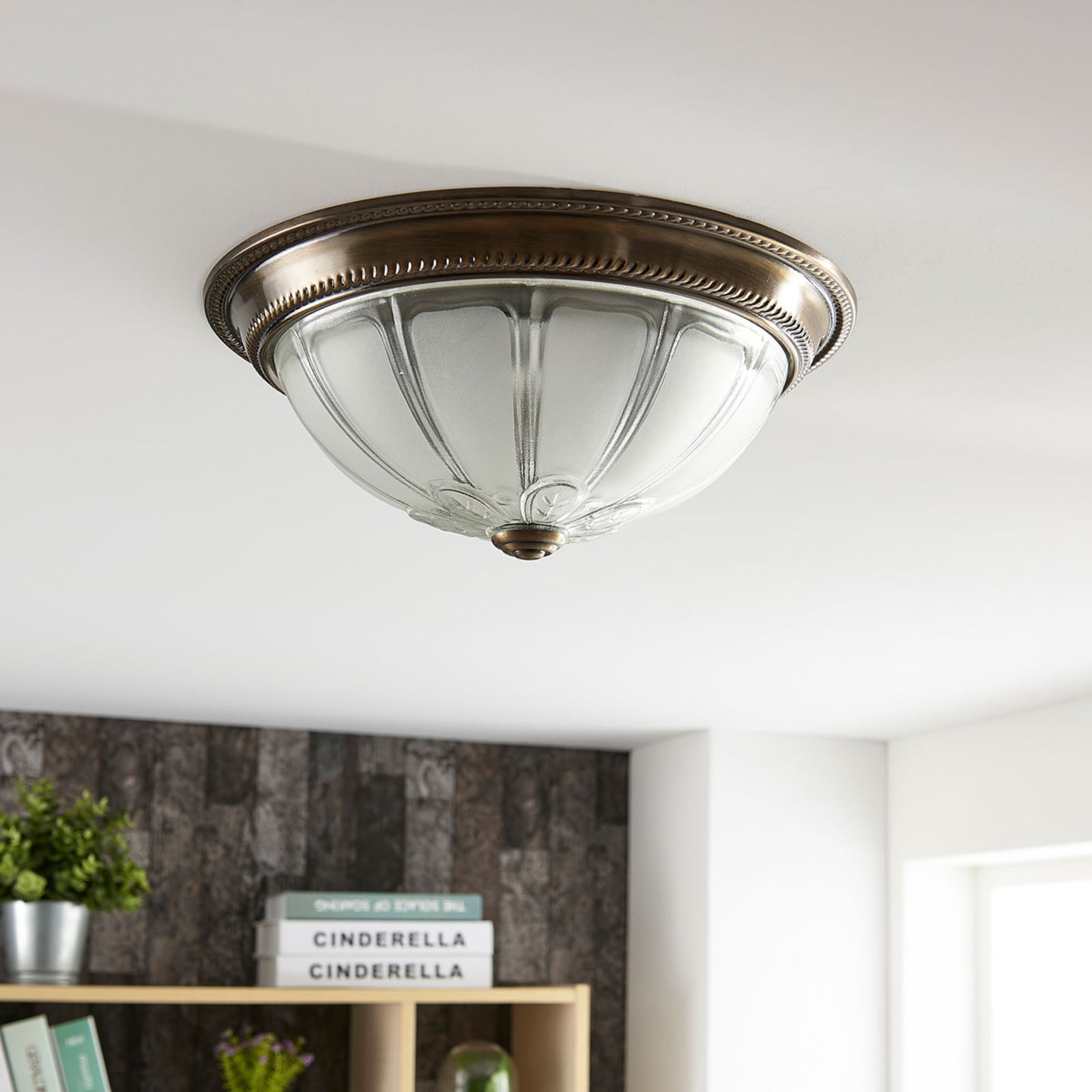 LED taklampe Henja dimbar antikk messing glass bakside