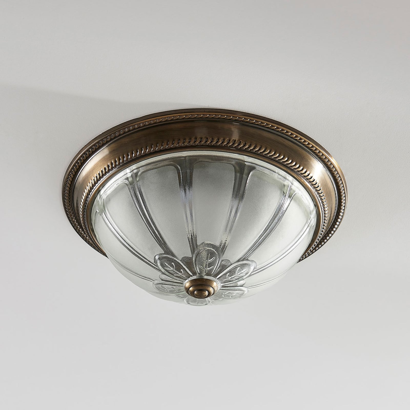 LED taklampe Henja dimbar antikk messing glass lysdetalj