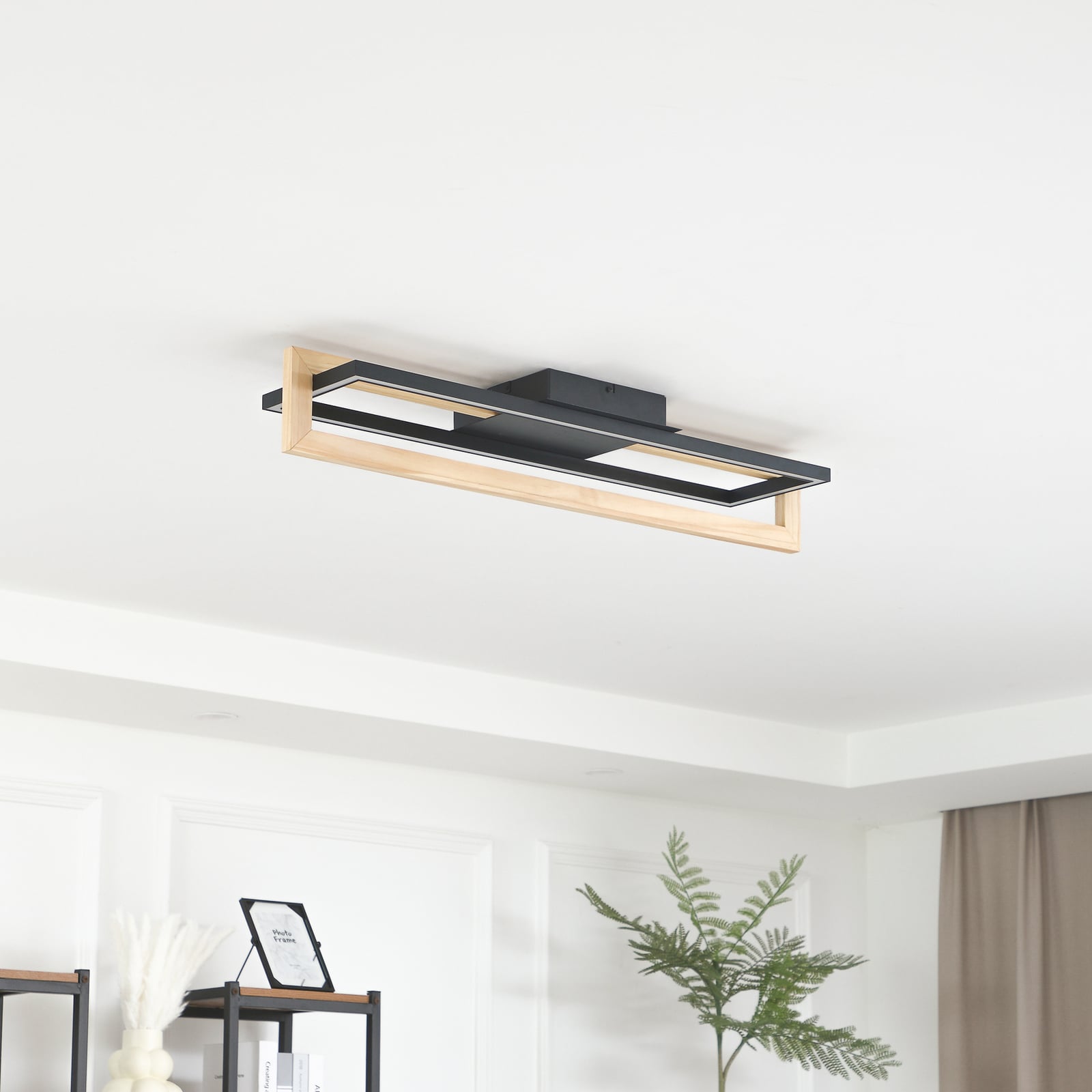Bakside av LED taklampe Holamu svart med tredetalj 86 cm