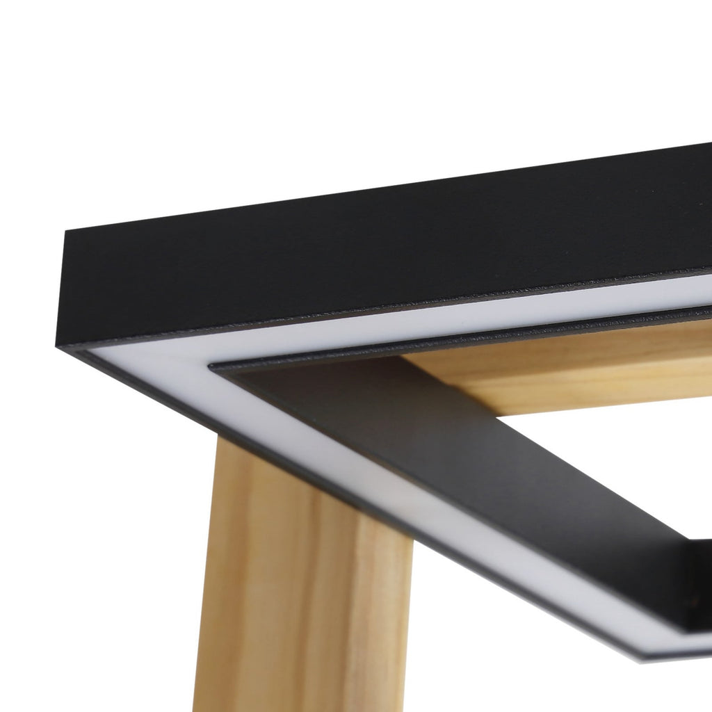 Nærbilde av LED-lyskilde i taklampe Holamu svart med tredetalj 86 cm