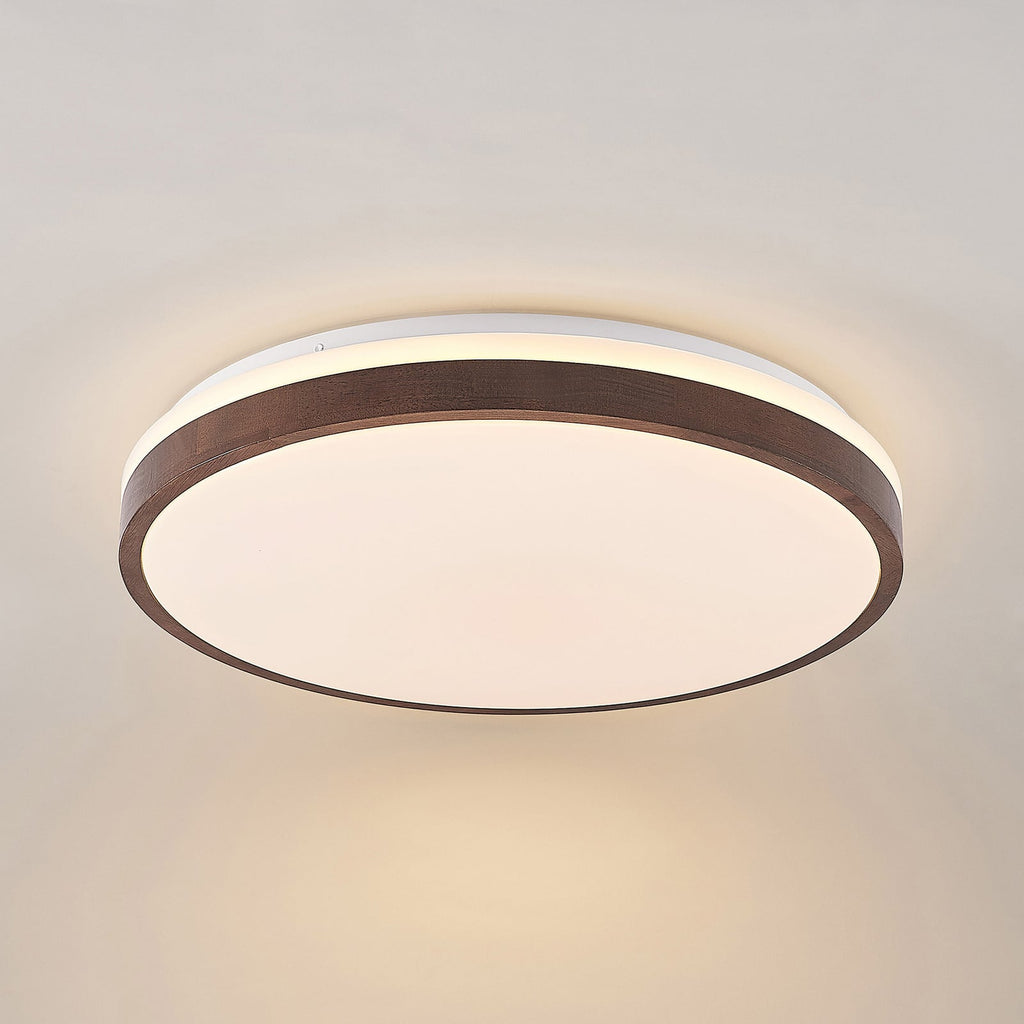 Nærbilde av fjernkontroll til LED taklampe Hudsona tre CCT dimbar