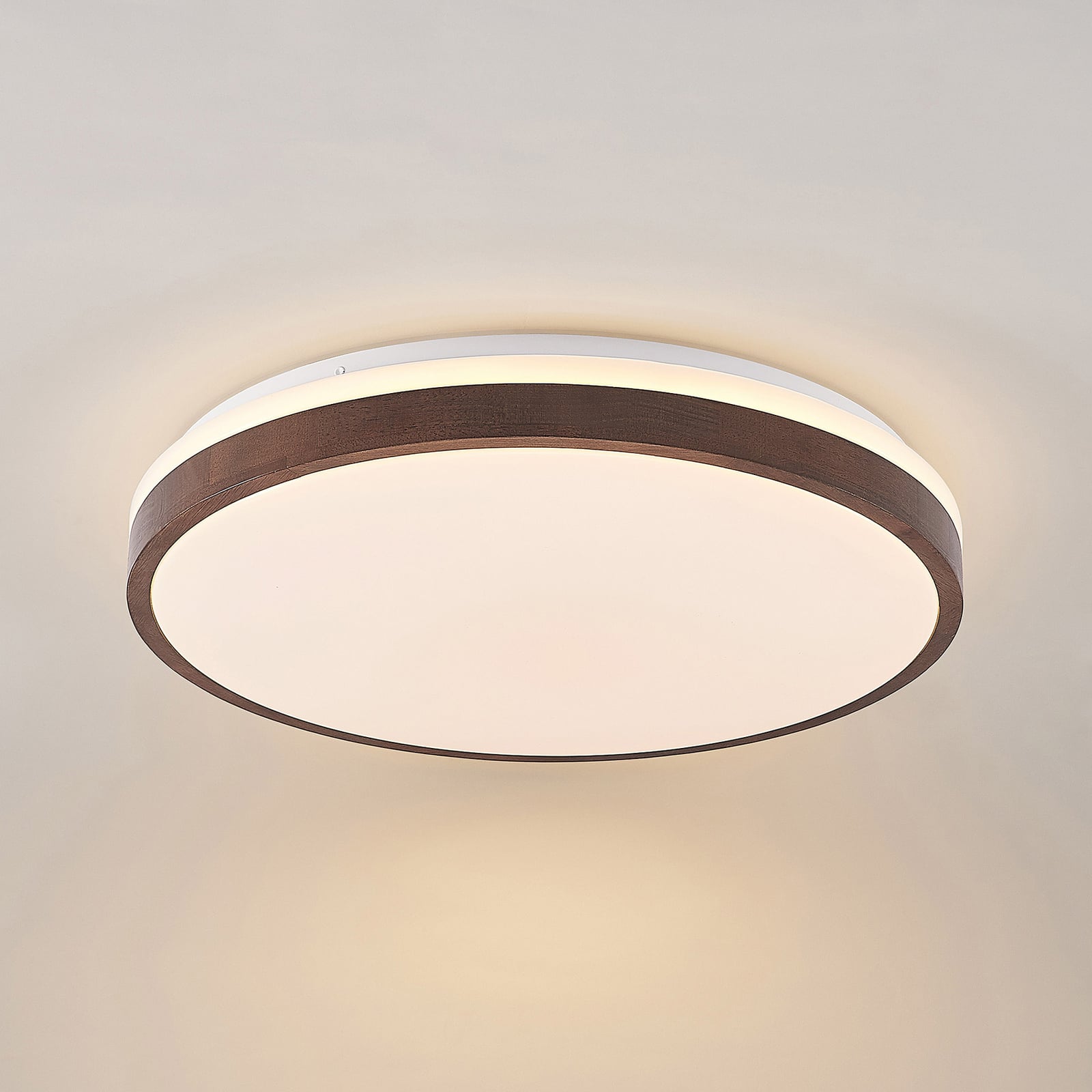 Nærbilde av fjernkontroll til LED taklampe Hudsona tre CCT dimbar