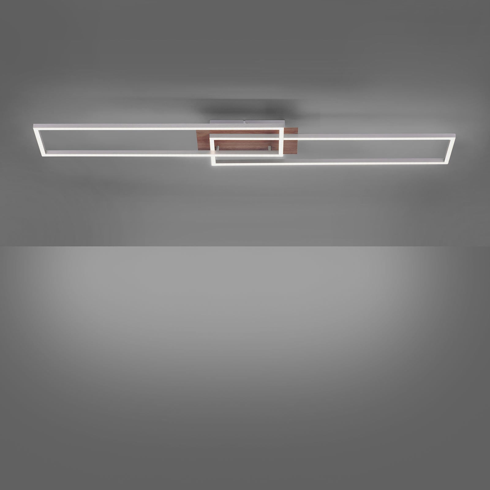 LED taklampe Iven dimbar stål/tre CCT montert i rom