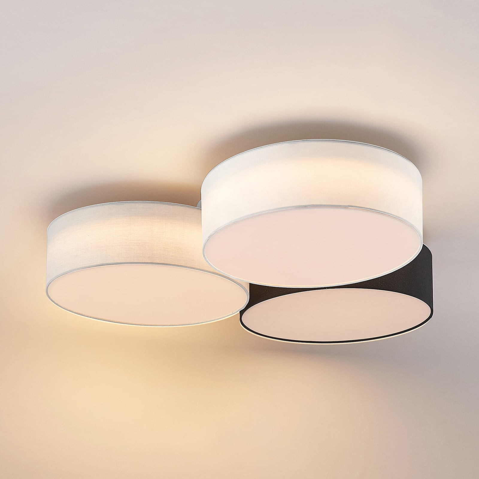 LED taklampe Janita 3-lys tekstil dimbar Ø64,5 cm nærbilde av tekstil