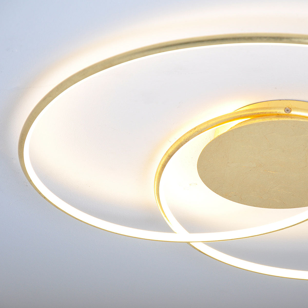 LED taklampe Joline gullfarget metall Ø74 cm montert i rom