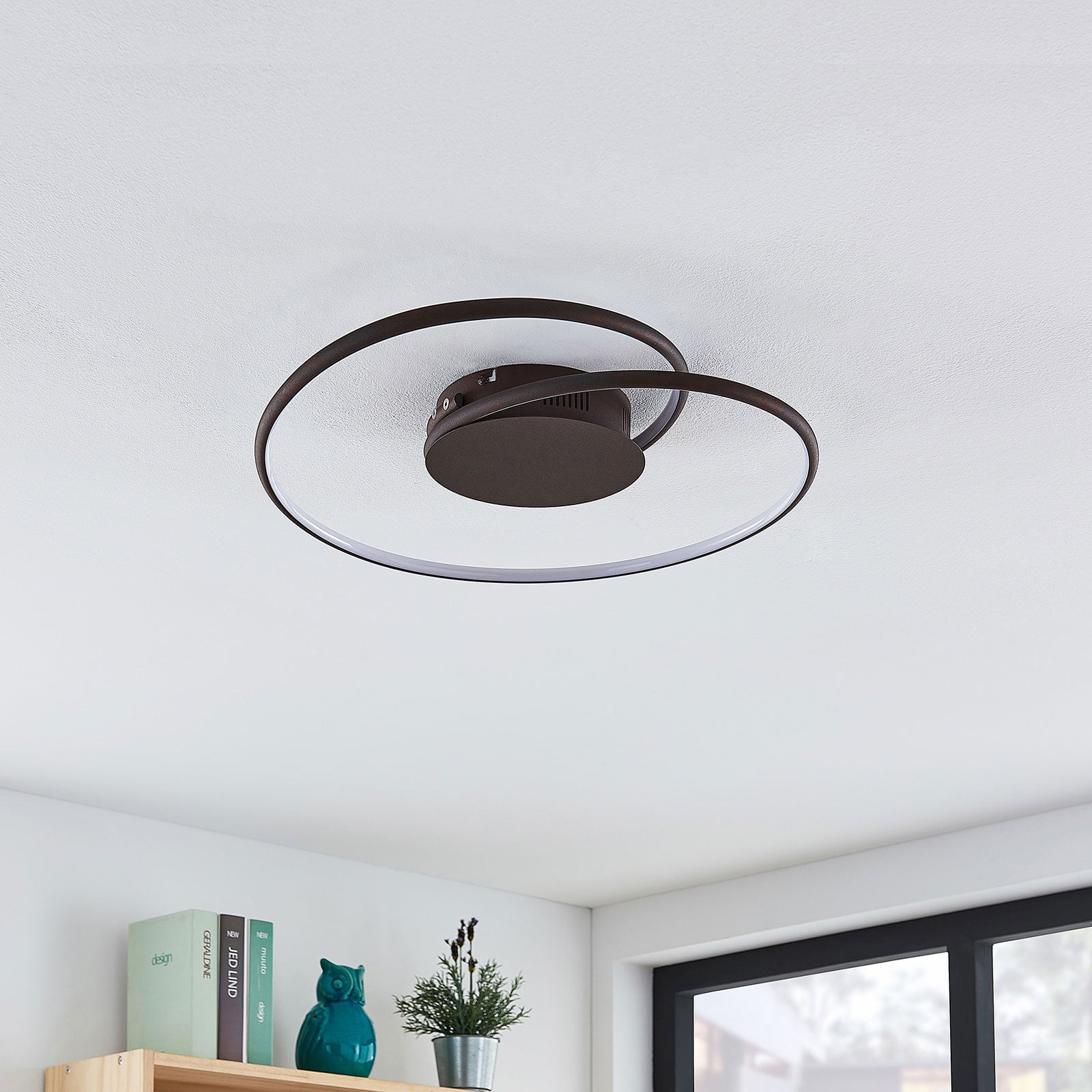 Detalj av LED taklampe Joline spiralform rustfarget Ø45 cm
